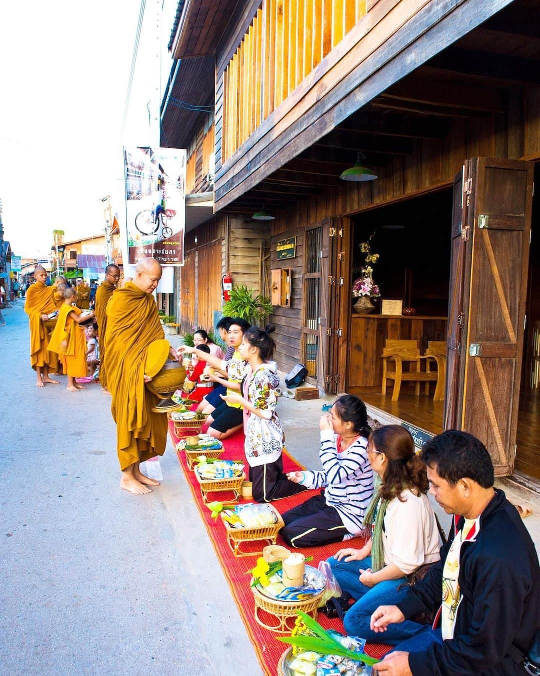 タイ国政府観光庁さんのインスタグラム写真 - (タイ国政府観光庁Instagram)「・﻿ ／﻿ ルーイ県チェンカーンから﻿ おはようございます☀️﻿ ＼﻿ ﻿ 本日は、ルーイ県の小さな町「チェンカーン」で行われる「托鉢」の写真をお届け📸﻿ ﻿ チェンカーンがあるのは、タイとラオスの国境を流れるメコン川沿い🚣﻿ 近年タイの若者や海外観光客から、“新たな癒しスポット”として注目を集めています👏✨﻿ ﻿ 早朝にはチェンカーンの町中で、托鉢の様子を見学できるかも！﻿ 「Thainess=タイらしさ」を感じられる光景は、きっと旅の思い出に残るはずです😌🙏﻿ ﻿ 今週も体調に気をつけながら、1週間がんばりましょう😊﻿ ﻿ #今週も頑張ろう #タイ #チェンカーン #ルーイ #イサーン #メコン川 #川のある風景 #托鉢 #僧侶 #こんなタイ知らなかった #もっと知りタイ #タイ旅行  #旅好きな人と繋がりたい #旅行好きな人と繋がりたい #海外旅行 #thailand #chiangkhan #chiangkhantrip #loei #loeitrip #isan #isantrip #monk #thainess #amazingthailand #thailandtravel #thailandtrip #thai #thaistagram #lovethailand」11月16日 8時02分 - amazingthailandjp