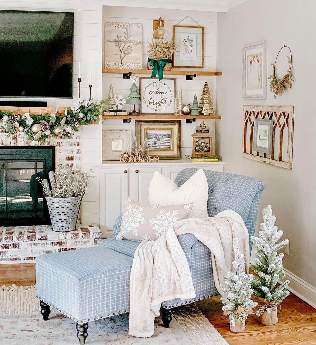 HomeGoodsさんのインスタグラム写真 - (HomeGoodsInstagram)「Ready to start decorating for the holidays? @bloom_jennybrooks has mastered the art of combining Christmas décor with existing pieces 🌲🤍」11月16日 8時02分 - homegoods