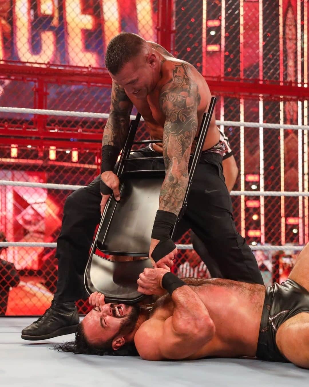 WWEさんのインスタグラム写真 - (WWEInstagram)「Relive the intense rivalry between @dmcintyrewwe & @randyorton  before their HUGE #WWEChampionship showdown tomorrow on #WWERaw!」11月16日 8時00分 - wwe