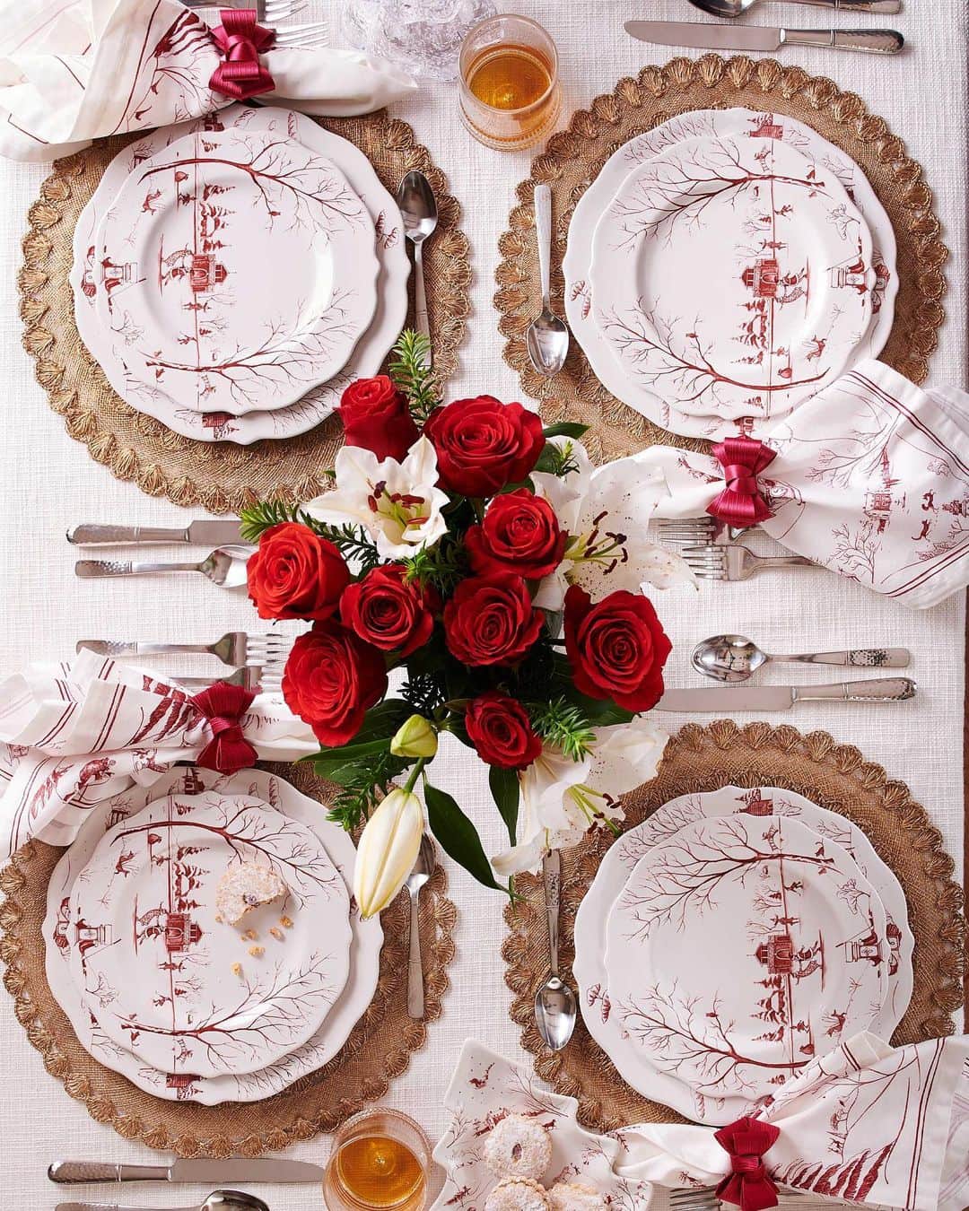 Saks Fifth Avenueのインスタグラム：「SAKS AT HOME: Welcome your loved ones to the table this year with @juliskaofficial's festive place settings. #SaksHoliday」