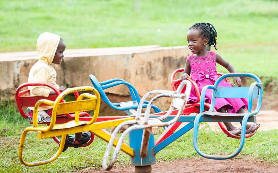 unicefさんのインスタグラム写真 - (unicefInstagram)「Freedom to play. Strength to grow. A chance to thrive. It all depends on the life-saving power of vaccines to keep children free from infectious diseases. These two have just been vaccinated in Uganda, and we’re calling on country leaders to give the same protection to every child. COVID-19 has brought plenty of challenges, but it must not get in the way of healthy futures.   #VaccinesWork © UNICEF/UN0357096/Kabuye」11月16日 8時10分 - unicef