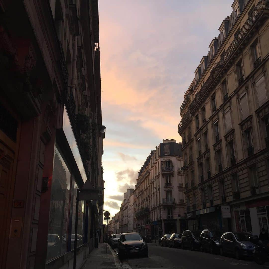 大森美希さんのインスタグラム写真 - (大森美希Instagram)「Sous le ciel de Paris 雨上がりの夕暮れ時  Je vous souhaite une excellente soirée  #mood #todaysmood #paris #pariswalk #sunset #colours #colors #twilight #couleursdautomne #soulecieldeparis #bonsoirparis #今日の一枚 #夕暮れ時 #たそがれどき #パリ #パリ散歩 #パリの夕暮れ #パリ散歩 #パリ生活 #パリところどころ #夕焼け小焼け #秋の夕暮れ #雨上がりの夕暮れ」11月16日 8時10分 - mikiomori_