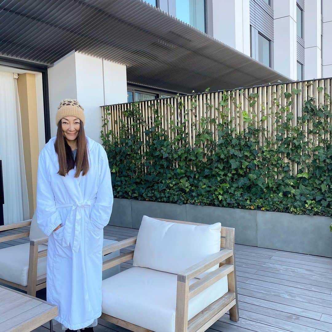 のインスタグラム：「Good morning from Tokyo!! 今日も良いお天気！☀️ 朝テラスに出て東京の摩天楼を眺めていました。外は全然寒くないよ！ 東京タワーちゃまが見れないのが残念。💦  私が日本滞在中はホントにお天気に恵まれたーっ！☀️☀️☀️☀️☀️☀️ ラッキー&ラッキー！✌🏼😁  そう言えばお部屋についてるバスロブが めちゃくちゃ気持ち良いのだー！ ずっと着てる！😄  今はまさにエコの時代。 アミニティの歯ブラシ、ヘアブラシ、クシ 全てバンブー(竹)で出来てる！ ルームキーまで”木” 素敵過ぎる！❤️❤️  普段私が旅✈️に出ると持参してるJo Maloneのボディローションを使うのですがっ！☝🏼 今回はお部屋についてるBlack Tea の香りのBody Lotionを身体中に塗りたくっています！😆 この香が大好きで買って帰りたいぐらい！  ホテルの香りがBlack Teaだから館内歩いていても快適のテキコ！😆  あともうちょっとお仕事して日本を楽しんでからハワイに帰ります！✈️🌺 次はいつ来れるか分からないからねー。  今日もお互いワクワクする事を考えて笑顔で過ごそうね！まさにAlohappy!!😄🤙🏼 嫌なことが吹っ飛んじゃうよーーっ！💨  口角上げて行ってらっしゃい！👋🏼  #東京のホテル巡り #コニクソンのホテルレポ✍🏻  #tokyoeditiontoranomon  #東京エディション虎ノ門  #宿泊ディレクターの佐藤さんには大変お世話になっていまぁす！🙏🏻」