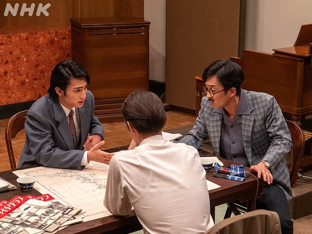 NHK 連続テレビ小説「エール」さんのインスタグラム写真 - (NHK 連続テレビ小説「エール」Instagram)「ラジオドラマ「 #君の名は 」🧣 当初は骨太な社会派ドラマのはずでしたが、予想外の出来事で“男女が出会わないドラマ”に変わり、空前の大ブームとなりました📻  スワイプ６枚目には、「君の名は」のアフレコのシーンのメイキング動画も🗣  #朝ドラエール #窪田正孝 #北村有起哉 #日村勇紀 #板垣瑞生 #三木眞一郎 #恒松あゆみ #尾田木美衣」11月16日 8時28分 - nhk_yell