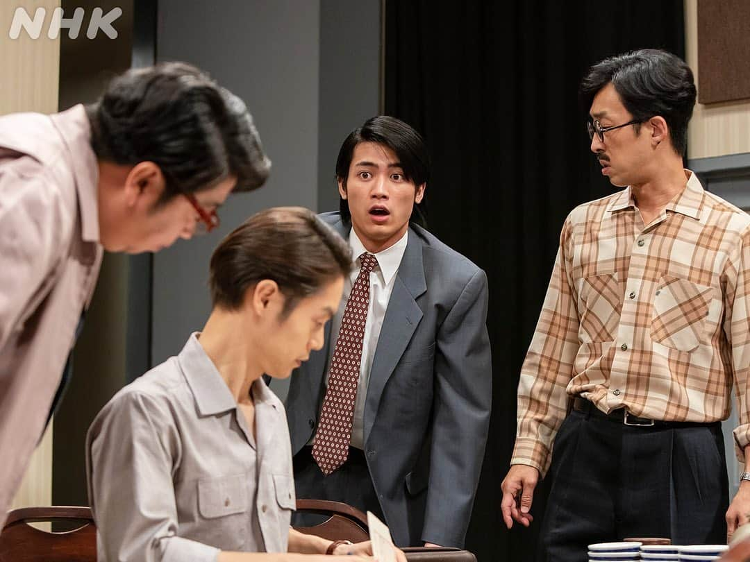 NHK 連続テレビ小説「エール」さんのインスタグラム写真 - (NHK 連続テレビ小説「エール」Instagram)「ラジオドラマ「 #君の名は 」🧣 当初は骨太な社会派ドラマのはずでしたが、予想外の出来事で“男女が出会わないドラマ”に変わり、空前の大ブームとなりました📻  スワイプ６枚目には、「君の名は」のアフレコのシーンのメイキング動画も🗣  #朝ドラエール #窪田正孝 #北村有起哉 #日村勇紀 #板垣瑞生 #三木眞一郎 #恒松あゆみ #尾田木美衣」11月16日 8時28分 - nhk_yell