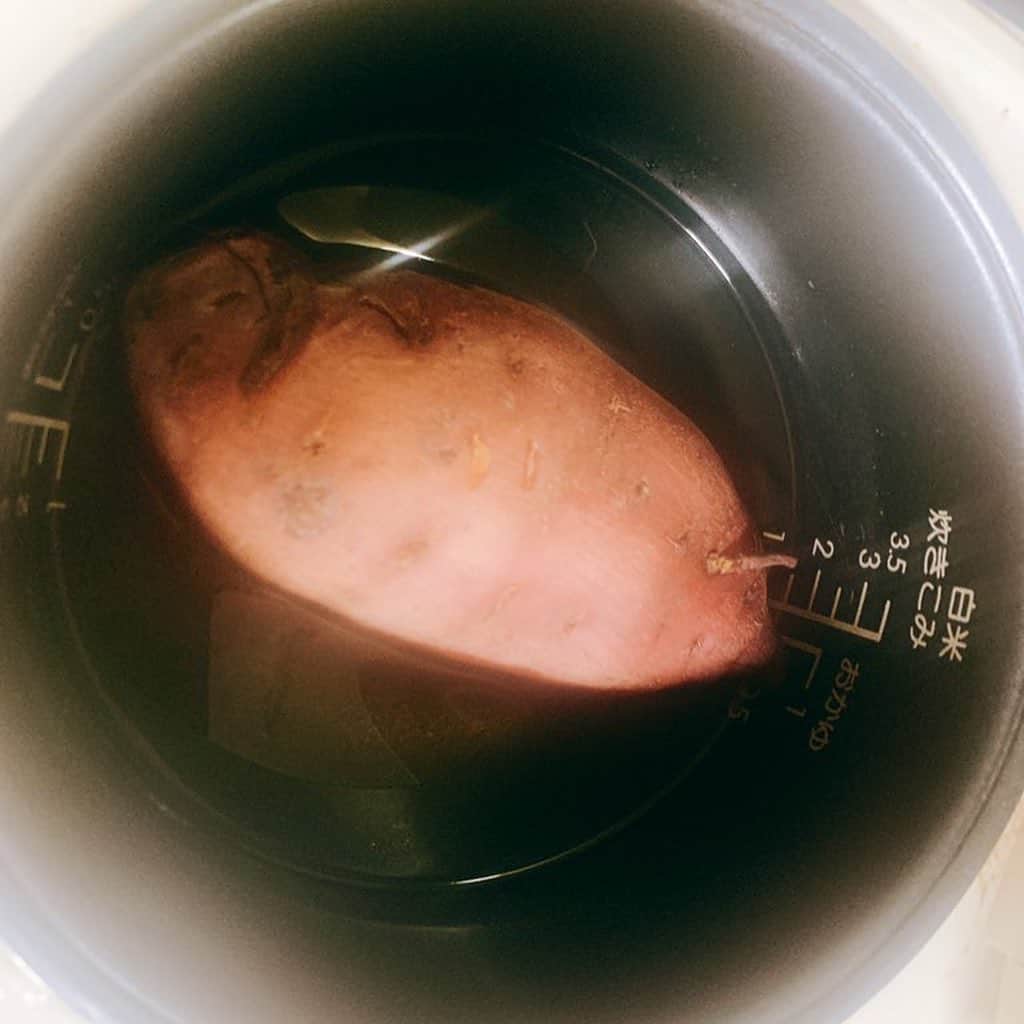 小林アナさんのインスタグラム写真 - (小林アナInstagram)「炊飯器で焼かない焼き芋出来ました！ ねっとり系にしたかったので 水多めに。 おやつにいただきます🍠  #ベストボディジャパンへの道」11月16日 8時28分 - genkobiribiri