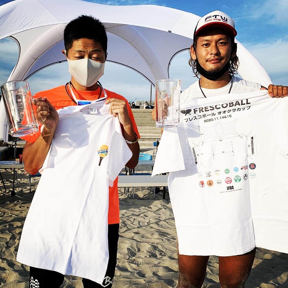 五十嵐恭雄さんのインスタグラム写真 - (五十嵐恭雄Instagram)「今年最後のフレスコボール大会で男子の部で優勝することが出来ました！🏆  37歳の私。  どんどん若い人が出てきたり、  レベルもかなり上がってきたり。  あと何年戦えれる身であるか分からないなあとひしひし感じています。  その中で今年は自分のプレースタイルを変えてでも、  特に結果にこだわってプレーをしてきました。  ここ最近が苦しいシーズンで、  毎度悔しい思いをしてきましたが、  3年間遠ざかっていた神聖な場所にやっと到着ができた。。。  これまで練習は沢山やってきたし、  日常でも意識して生活を送ってきてはいましたが、  なかなかたどり着けない領域。。。  前回優勝した時は、  練習以上にプレーができていて、  当時はラッキーだったんだと思います。  それ以降そんな瞬間はなかったです。  試合では練習通りにできないのが当たり前で、  いかに練習でできる事を出せるか。  改めて考えながら上を目指していきたいと思います。  目標だった場所に一緒に歩めたペア。  リョータ君ありがとう！！ @saito_ryota24  そして自分、お疲れ様でした！  今シーズンのフレスコボールは昨日をもって終了。  また新しいシーズンに向けて歩みはじめようと思います！  #Frescoball #Frescobol #スポーツ #アスリート #athlete #スンガ #sports #ビーチスポーツ #japan #日本  #羽子板 #筋肉 #パワーアクティ部」11月16日 8時21分 - yasuo_ikarashi_