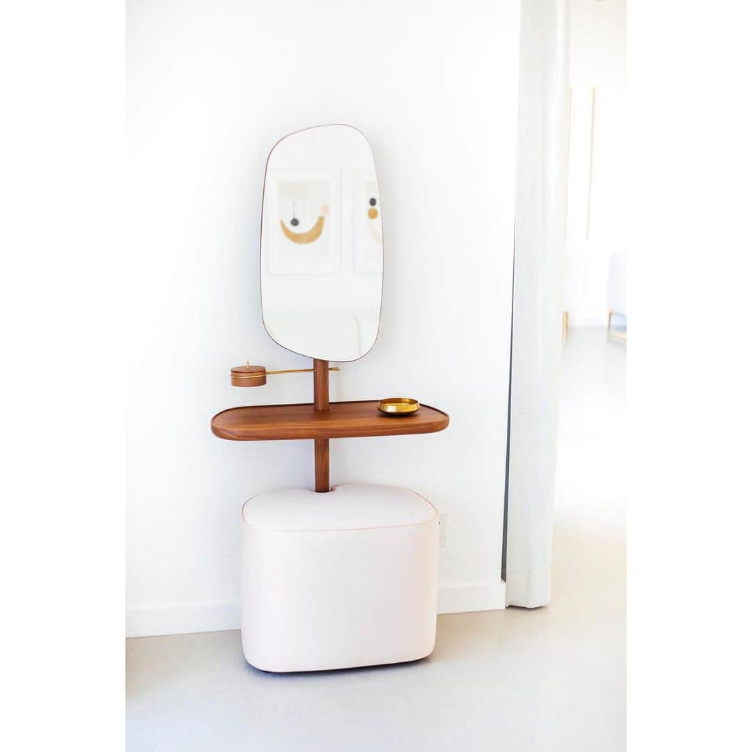 エリン フェザーストンのインスタグラム：「This wall mount vanity with its blush suede poof from @lightology was one of my favorite moments in the loft make-over I did for @laureneff. Seriously though, how cute is she?!」