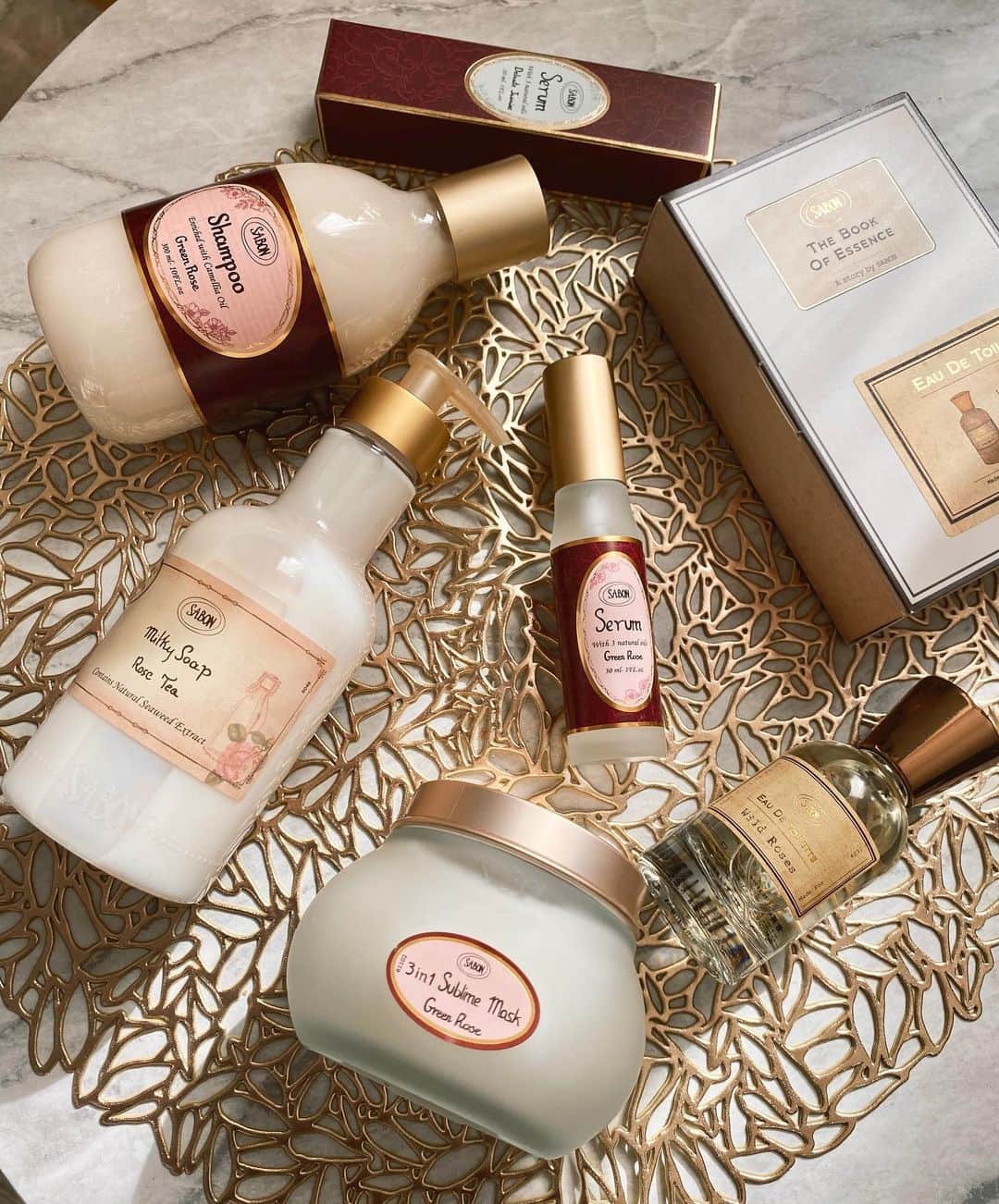 倉園由菜のインスタグラム：「.﻿ ﻿ SABON購入品。﻿ 今使ってるシャンプーを使い切って﻿ ようやく出番がやってきました☺️﻿ ﻿ シャントリは相性合うかな〜って心配だったけど﻿ セラムも含めしっとりいい感じ！ セラムは結構質感固め。すぐなくなりそう。﻿ ﻿ コロンは完全にパケ買い。﻿ ここに写してないけど一緒に買った﻿ スクラブ洗顔とキャンドルも愛用中🕯﻿ ﻿ ﻿ #sabon #サボン #サボンヘアケア #サボン購入品」