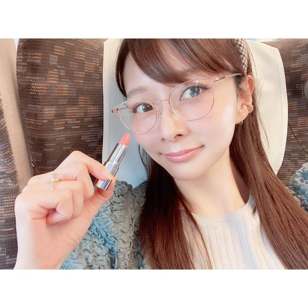 石井美保さんのインスタグラム写真 - (石井美保Instagram)「少し前にpostしたrms @rmsbeautyjapan のコフレにあったミニサイズリップ、パッションレーンが絶妙ピンクで気に入った！リップクリームみたいな軽いつけ心地で、色味はしっかり。ミニサイズだから小さいお出かけバッグの時にこれ1本で出かけられて嬉しい😆　眼鏡はイガリさん @igari_shinobu の#フェロっぽりん」11月16日 8時32分 - miho_ishii