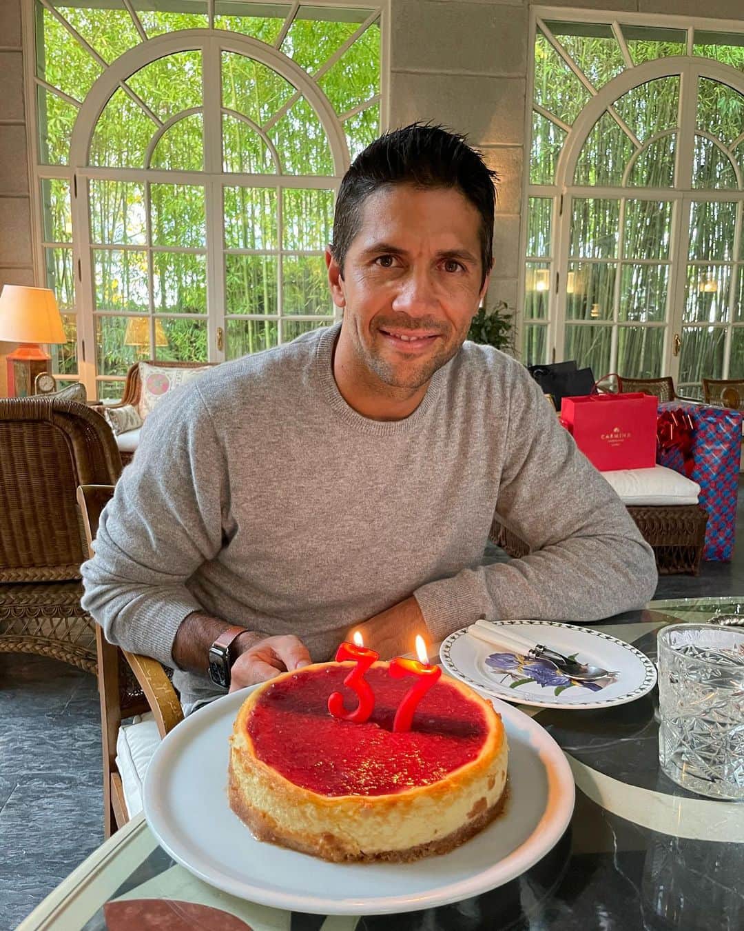 フェルナンド・ベルダスコのインスタグラム：「Muchísimas gracias a todos por vuestros mensajes de felicitación !!! Entre todos habéis hecho posible un día de cumpleaños inolvidable 🥂❤️🎂」