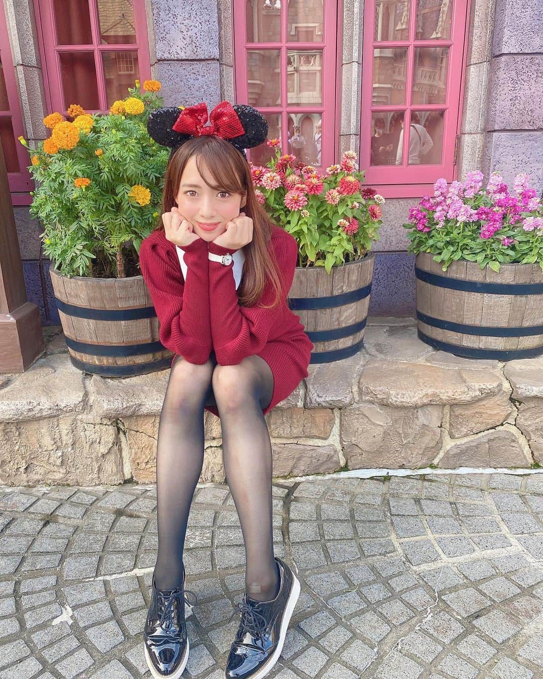 三島奈津子さんのインスタグラム写真 - (三島奈津子Instagram)「... ディズニーもお花いっぱいで可愛かった🧡🧡 #足の絆創膏は気にしないで #disneyland」11月16日 8時45分 - satomi_muryou