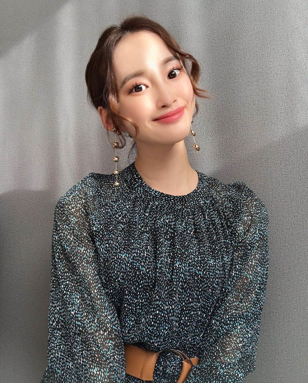岩佐しおりのインスタグラム：「✔️💍💍 ・ おはようございます☀ 可愛いアクセが仲間入り🤪 いっぱい集めたいな💖 今週もがんばりましょ〜う💕 ・ @emiry__kt  ・ #アクセサリー #ピアス #指輪 #オシャレ」