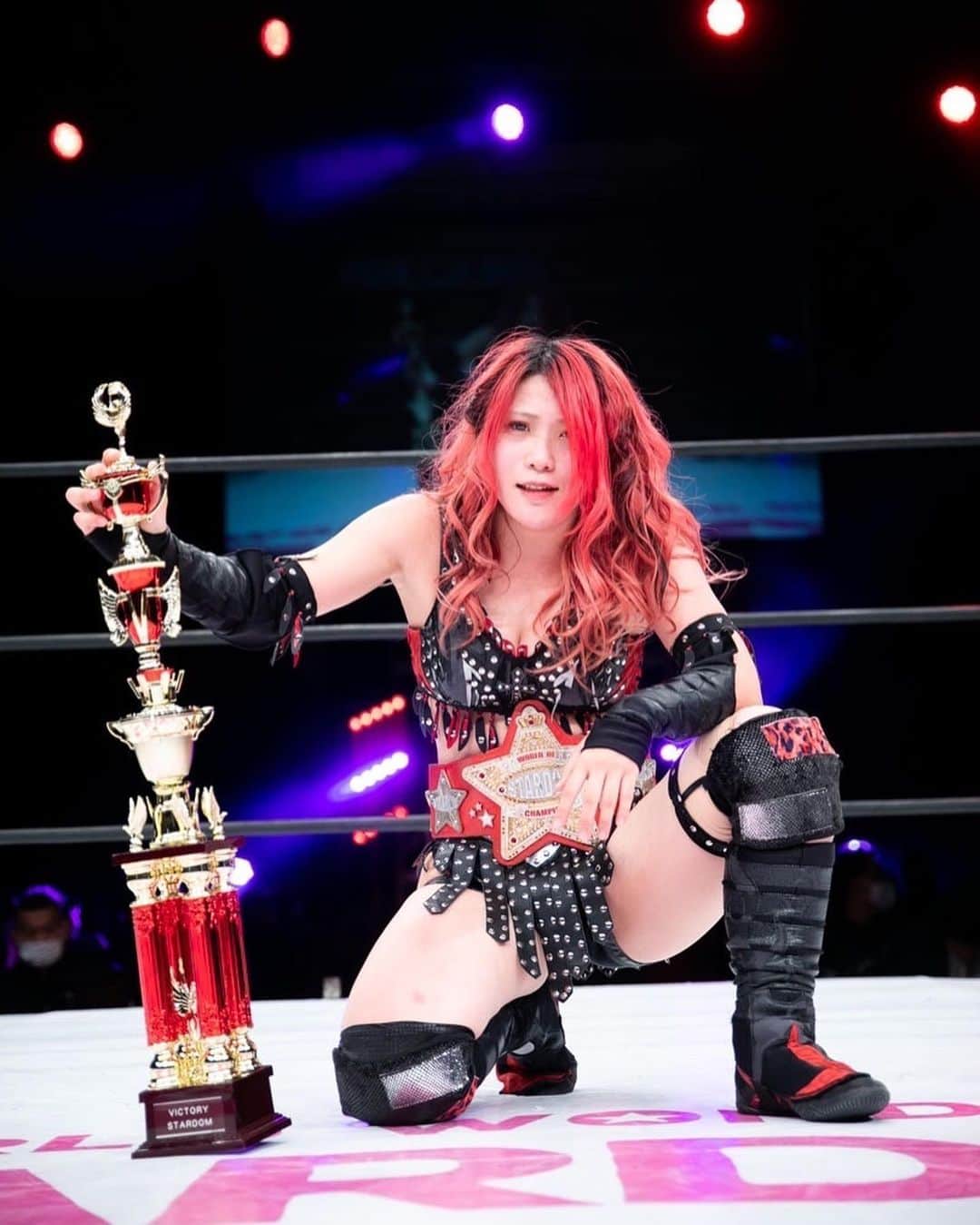 林下詩美のインスタグラム：「第13代ワールドオブスターダムチャンピオン . 岩谷麻優強かった、強すぎた 本当にタフでゾンビのような人 これから先は任せてください . 新時代のSTARDOMのリーダーになる . ありがとう🌹」