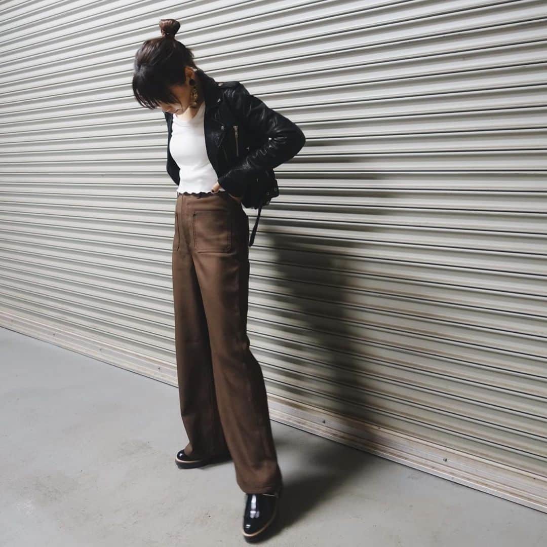 三橋栄香のインスタグラム：「3wayの靴.. 可愛いし履きやすすぎて最高🥺  のりさんから頂いたもの愛用しまくり😭🤎  全身のクレジットはwearにて更新してます👏🏻✨」