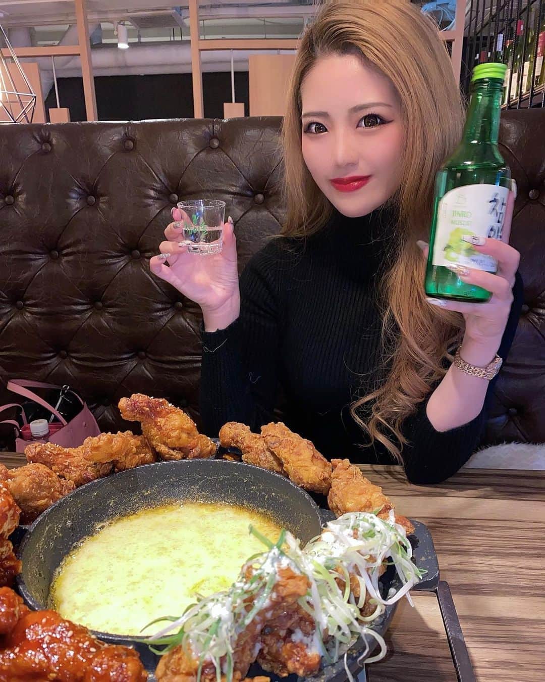 のインスタグラム：「❤︎ アプリの加工もあいまって この私の韓国人感すごい🇰🇷笑 (純日本人です🇯🇵) 愛の不時着見て食べてみたかったチキン🐓と 梨泰院クラスに影響されたチャミスル🍶💓笑 . #韓国料理#韓国チキン#大阪#梅田 #チャミスル#オルチャン」