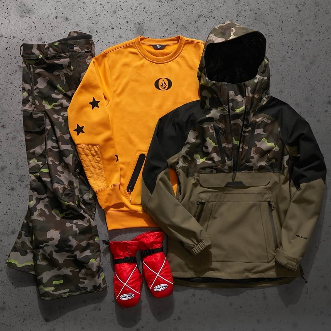 ボルコムのインスタグラム：「@marcuskleveland's Signature kit! 🔥 here is what Marcus has to say bout it - "I love this Outerwear because it’s light and comfy to ride in! I don’t like feeling like a bulky guy with heavy clothing on the mountain riding and doing tricks. My go to @Volcom Jacket is the Brighton Pullover in my Signature colorway. I’ve been wearing pullovers for a couple years now, and it’s one of the best jackets out there! Same with the Vco Hunter Pant in my Signature colorway! It’s got a loose fit, so it feels super nice to ride in:) just a 10/10 combo!" - Hit your local shop or 📲 vol.cm/snow」