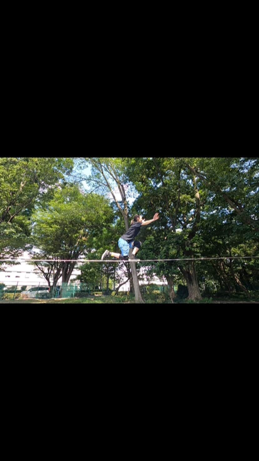 福田恭巳のインスタグラム：「2020.9 30m trickline static is so hard🧐  @jeeprealgames  @gibbonslacklines  @gibbonjapan  @karadafactory   #スラックライン #slackline #slacklife #gibbonslacklines #ジープ #jeep #JeepRealGames #ThePowerofReal #jeep_real  #yukimi #福田恭巳 #ママアスリート #女の子ママ #産後ダイエット #子どものいる暮らし  #体幹トレーニング #バランス #ヨガ #ピラティス」