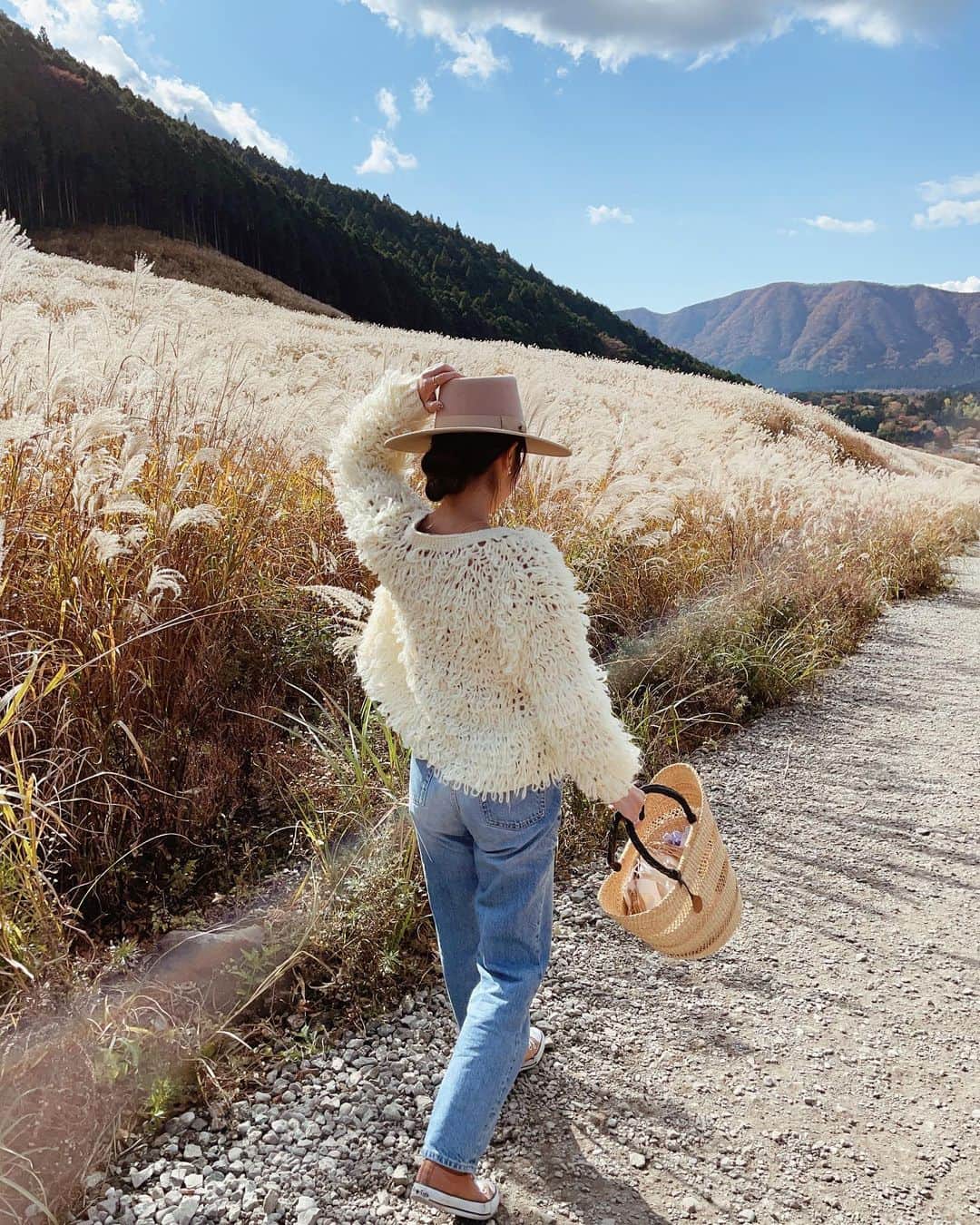 のインスタグラム：「・ ・ 久々のhat day🎩 お気に入りのカゴバッグ を持って go to HAKONE♡ ・ 📍仙石原すすき草原🌾 ・ ・」
