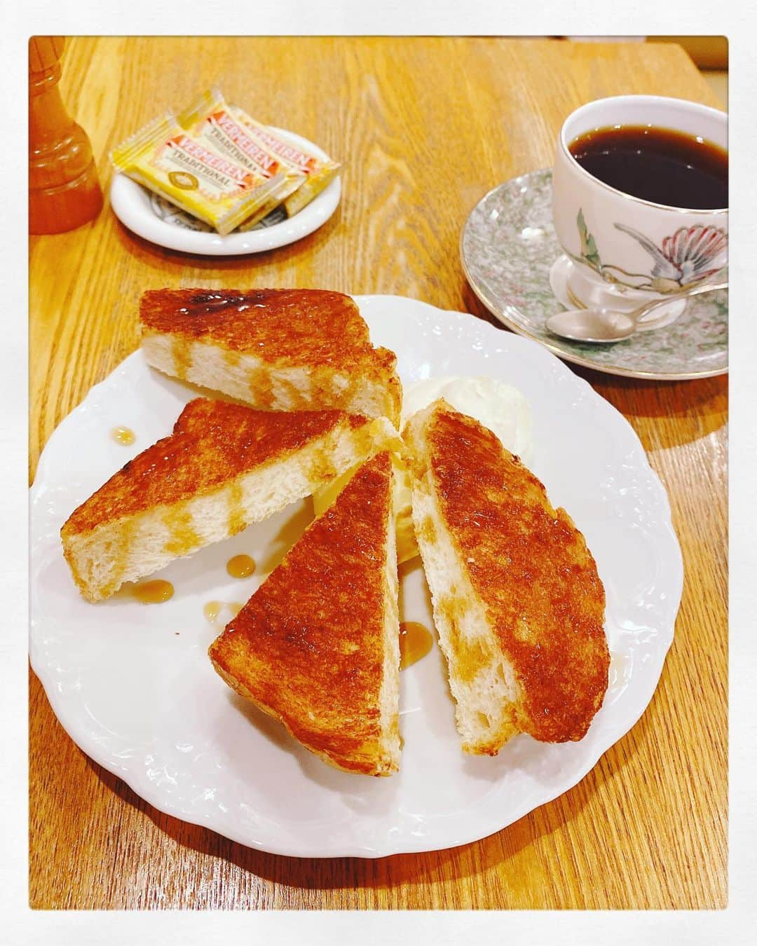 真坂美帆のインスタグラム：「⋆❁.* ・ カフェめぐり…♡ 方南町カフェ① ・ 今回ご紹介するカフェは 方南町駅近くにある WESTWOOD  営業時間 10:00～19:00 定休日 水曜日・第3火曜日  入りやすい雰囲気と 柔らかいコーヒーの香りに ふと立ち寄りたくなるような カフェ。 マスターも笑顔がステキな方でした♪  カップは一人一人ちがうようです。 はじめての今回は、鳥さんのカップでした。 人気商品の一つ、シナモントーストとともに…♡ 次はどんなカップがでてくるかなぁ。楽しみです✨ ・ ・ #cafe #café #カフェ #カフェ巡り #カフェめぐり #東京カフェ #方南町カフェ #癒しカフェ #トースト #シナモントースト #コーヒー」