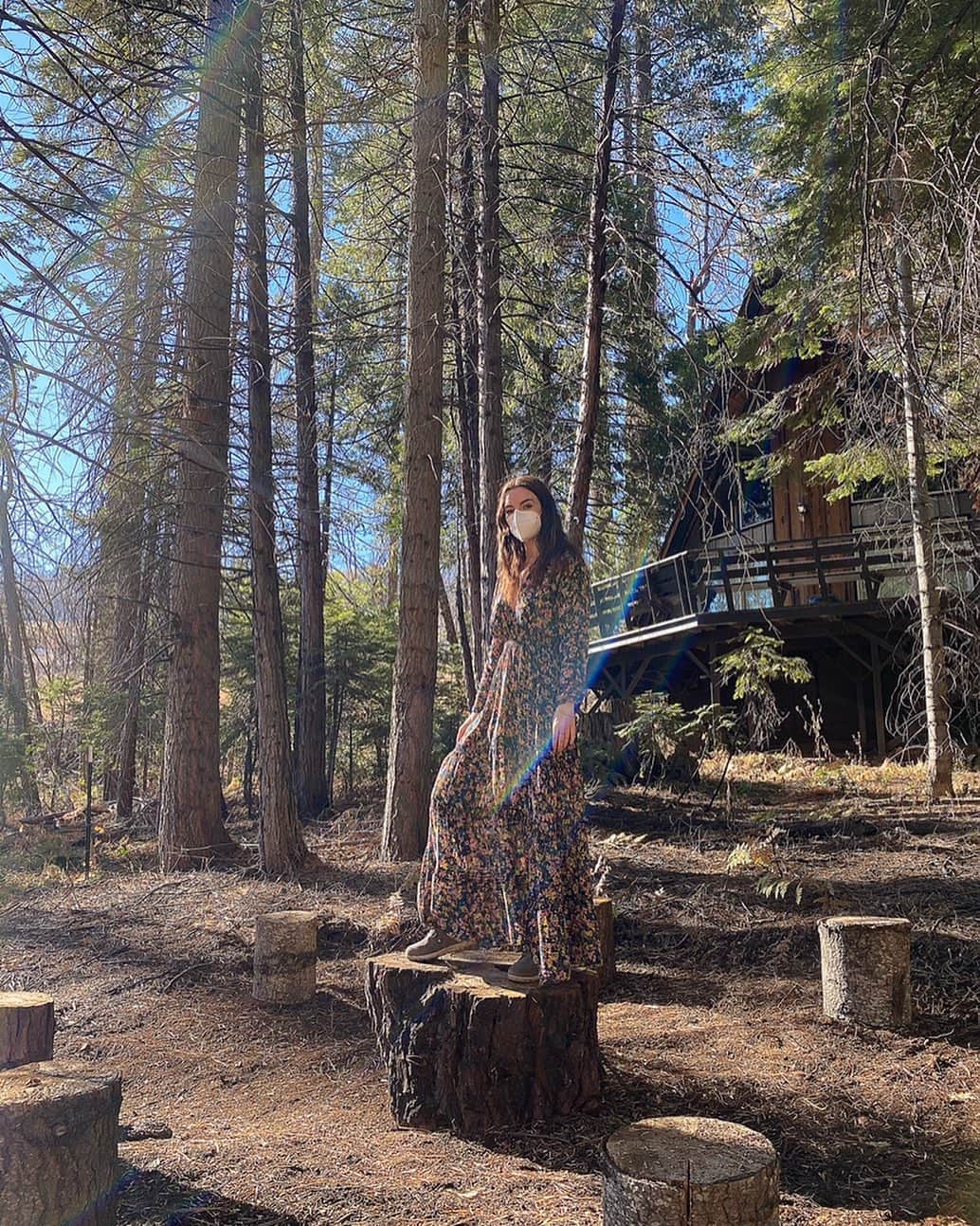 ケリー・オックスフォードのインスタグラム：「Come join my coven in Yosemite. 10mg edibles and an N95 mask are provided. Bring proof you voted for Biden, a negative test and your A GAME.」