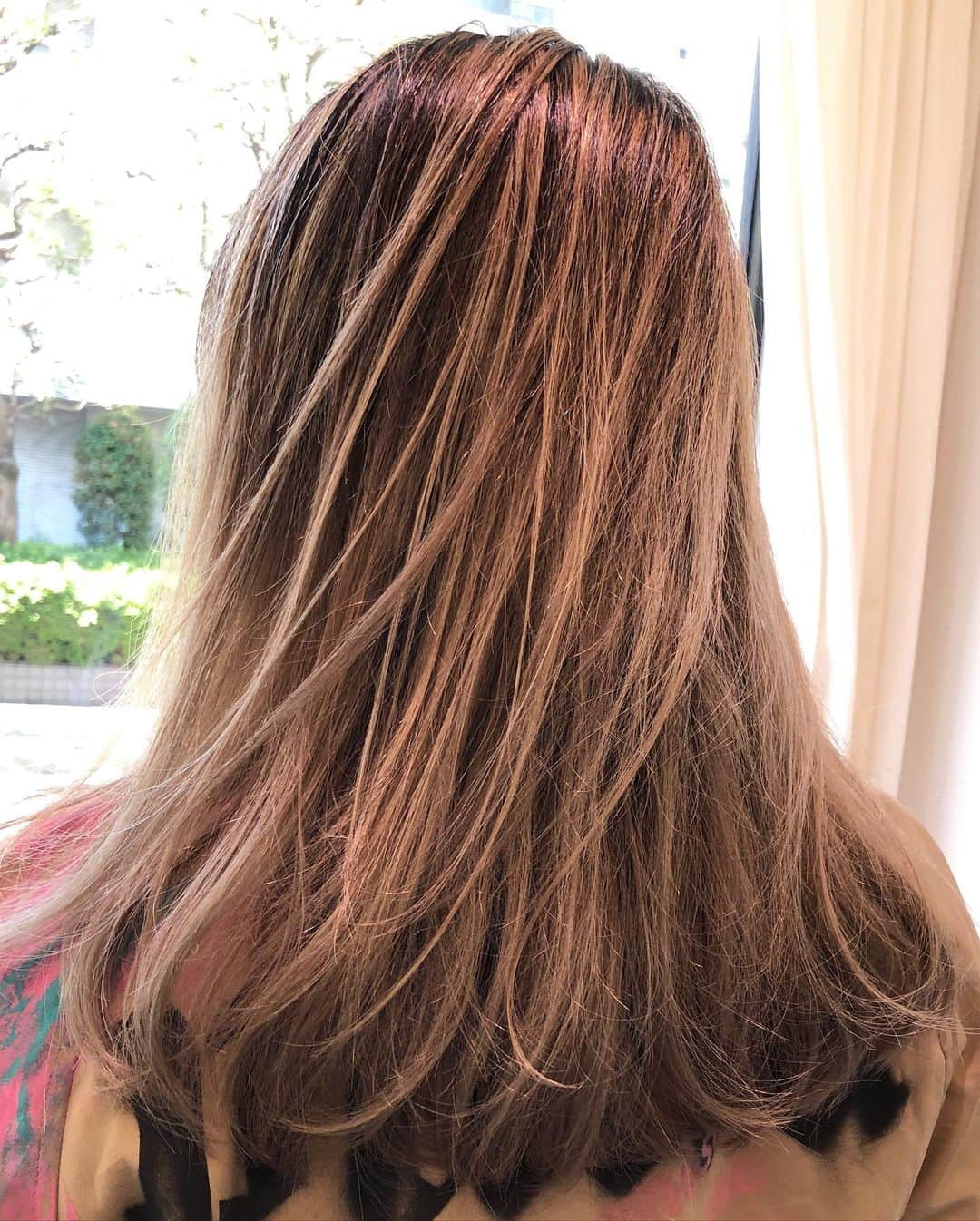 Saki さんのインスタグラム写真 - (Saki Instagram)「2年ぐらいブロンドしてるから もぅ赤みがまったく出なくなって 2ヶ月に1回ぐらいのカラーメンテナンスでも金髪維持出来るのは 本当　Nicole.のおかげだ👩🏼✨  たまーに紫シャンプーも家でしてるよ🧴💜 良い色保ったら、もぅダークカラーにする勇気ないな…笑  冬は黒服ばかりなるから特にブロンドがわたしはすき💛👩🏼💛  いつも神カット✂️もありがと🙇🏼‍♀️ @terunari1231」11月16日 9時18分 - saki1011