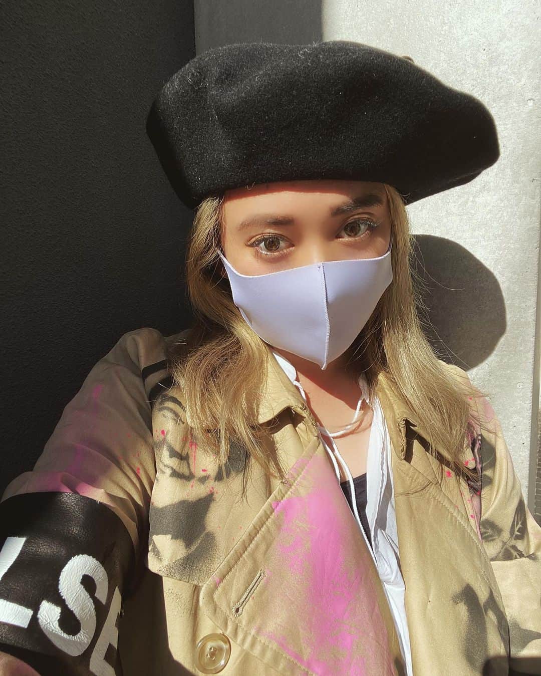 Saki のインスタグラム：「2年ぐらいブロンドしてるから もぅ赤みがまったく出なくなって 2ヶ月に1回ぐらいのカラーメンテナンスでも金髪維持出来るのは 本当　Nicole.のおかげだ👩🏼✨  たまーに紫シャンプーも家でしてるよ🧴💜 良い色保ったら、もぅダークカラーにする勇気ないな…笑  冬は黒服ばかりなるから特にブロンドがわたしはすき💛👩🏼💛  いつも神カット✂️もありがと🙇🏼‍♀️ @terunari1231」