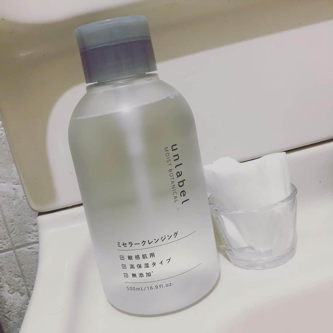 益田麻衣のインスタグラム：「最近急に寒くなって、肌が乾燥気味なので、スキンケアを見直そうかなと。 初心に戻り、1番重要なクレンジングからと思っていた時に出会ったのが、アンレーベルボタニカルアンミセラークレンジング( @unlabel_botanical )です。  まず、パッケージがとってもシンプルなので、 めちゃくちゃ私好み♡ しかも、片手で開けてプッシュすればいいタイプで、溢れる心配もないし、片手でメイクオフできちゃう優れもの。  そして、気になる使用感は、、、メイクがするっと落ちるのに、肌のつっぱりがなく、まるで化粧水でもつけたような感じに！ これならこれから寒くなる時期の乾燥もカバーしながらメイクオフできそうです。  また、無香料・無着色で、植物由来の成分を配合されているので、敏感肌な私でも肌荒れすることなく使えるし、子供のおられる方にも安心。  こんなに優れものなのに、またコスパがいいのも嬉しいポイント◎  クレンジング何使おうかと悩んでる方には、ぜひ一度使っていただきたいです！！  また、冬に向けたスキンケア紹介できればと思います。  #unlabel #アンレーベル #クレンジング #sponsored #ミセラークレンジング #ウォータークレンジング #乾燥肌 #敏感肌 #スキンケア #美容」