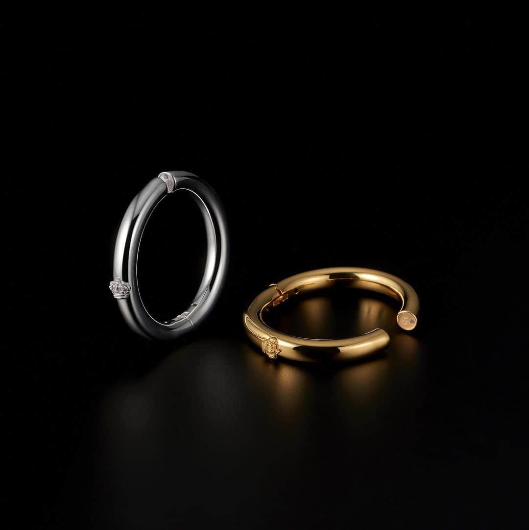 ジャスティンデイビスのインスタグラム：「2020 AW COLLECTION   “NOUVEAU” Earcuff ⠀  ピアスでもなくカフでもない新しいスタイルのクラウン モチーフイヤバイト(噛みつく) 耳のお好きな箇所へ、切断面には、しっかりホールドする 目的と アレルギーフリーの対応としてシリコンを貼付  #justindavis  #ジャスティンデイビス」