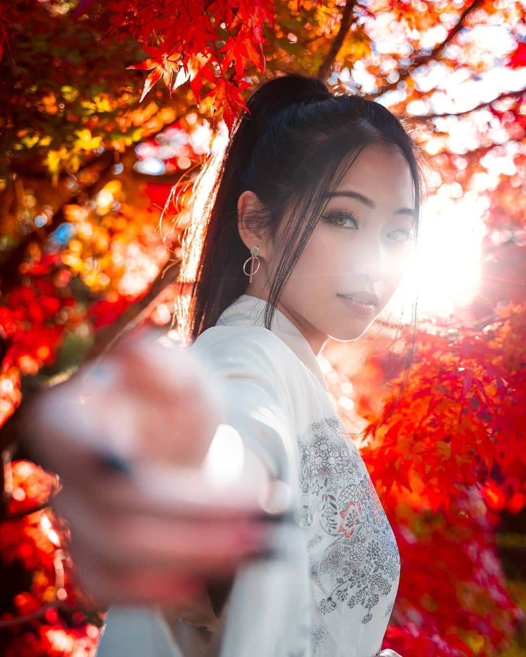 Joshさんのインスタグラム写真 - (JoshInstagram)「Grab my hand and never let go With @stefatty_ . . Japan is the place for autumn, no?  . . . #portraitmovement #under10kportraits #moodyport #sonyportraits #portraitgames #goodshotmate #autumncolors #japan #紅葉 #ポトレ」11月16日 9時30分 - joshtaylorjp