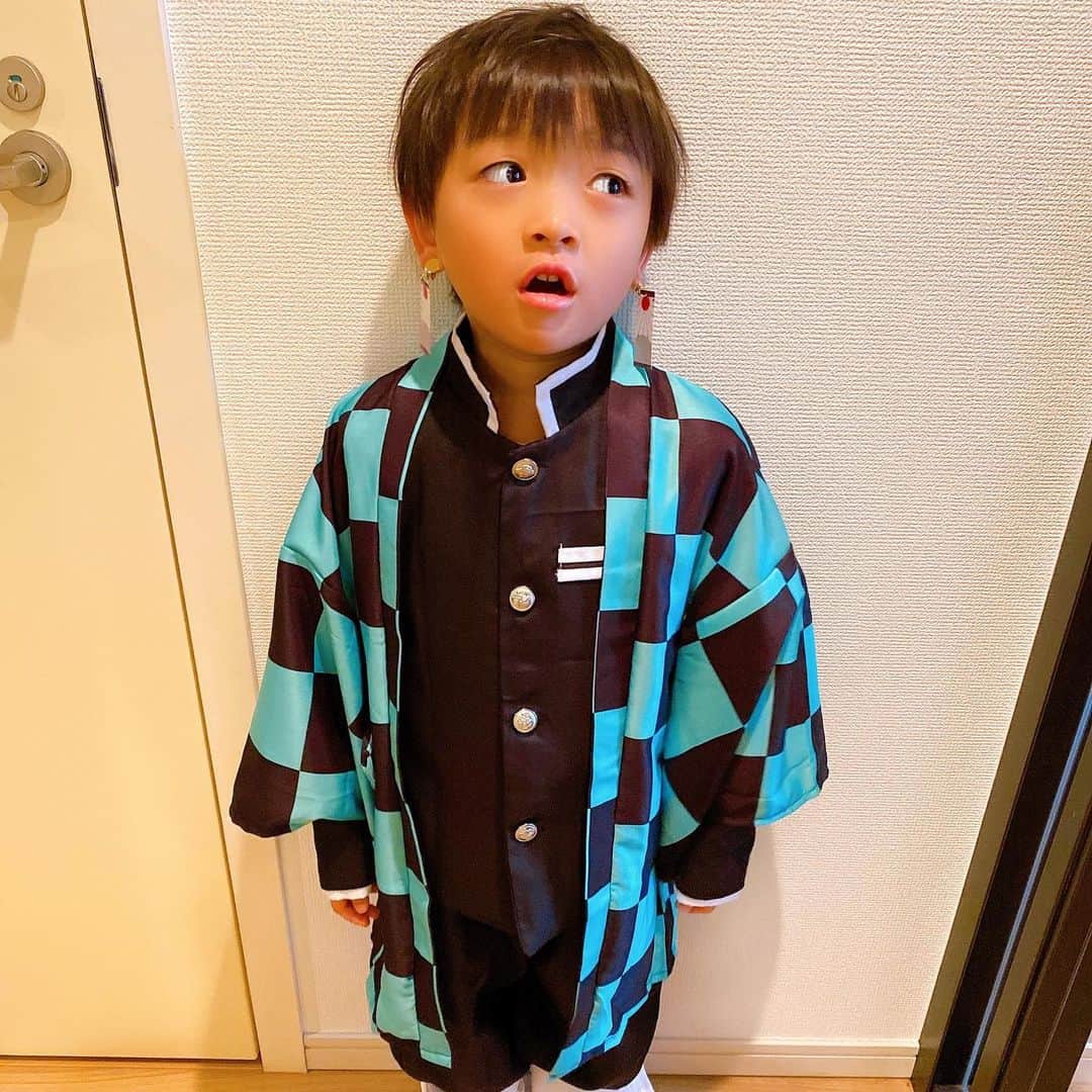 高村凛のインスタグラム：「たんじろうコスプレ✨  変な顔ばかりするれおくん5歳。  もうすぐ5歳の双子お兄ちゃんです😆  #鬼滅の刃#鬼滅の刃コスプレ#4歳#5歳#炭治郎 #炭治郎コスプレ  #kidscosplay #demonslayer  #demonslayercosplay  #demonslayerkimetsunoyaiba」