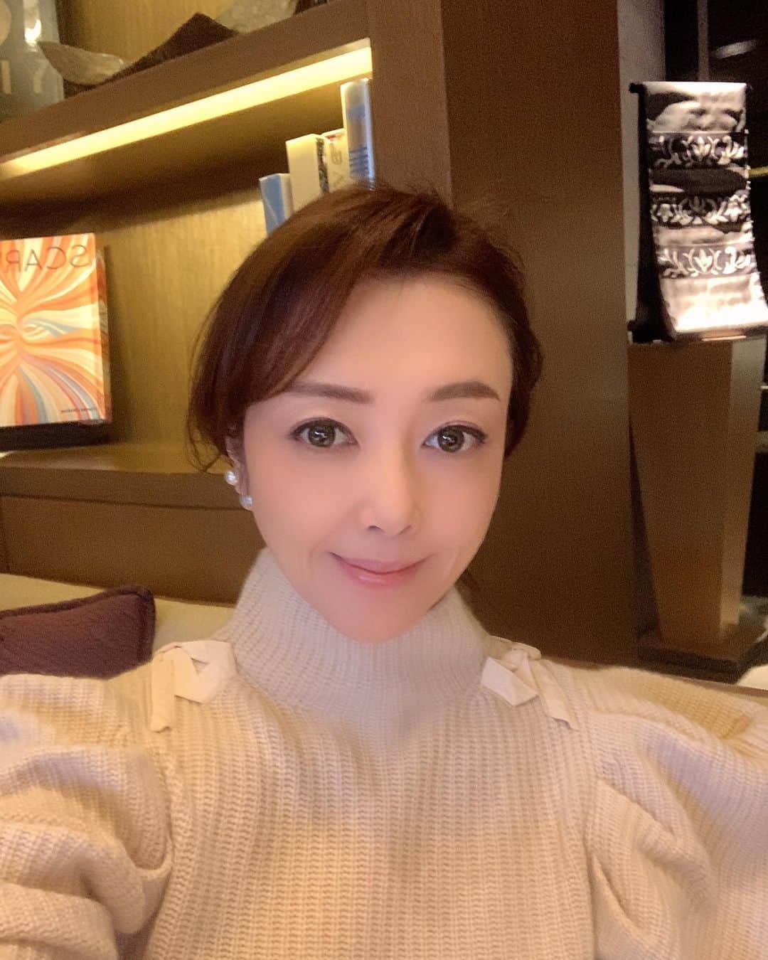 のインスタグラム：「蠍座新月あけて月曜日、今日は暖かいみたいですね✨ 今週も良い1週間になりますように💞  #keepsmile   親友よ❣️お誕生日おめでとう🎁  #霜月」
