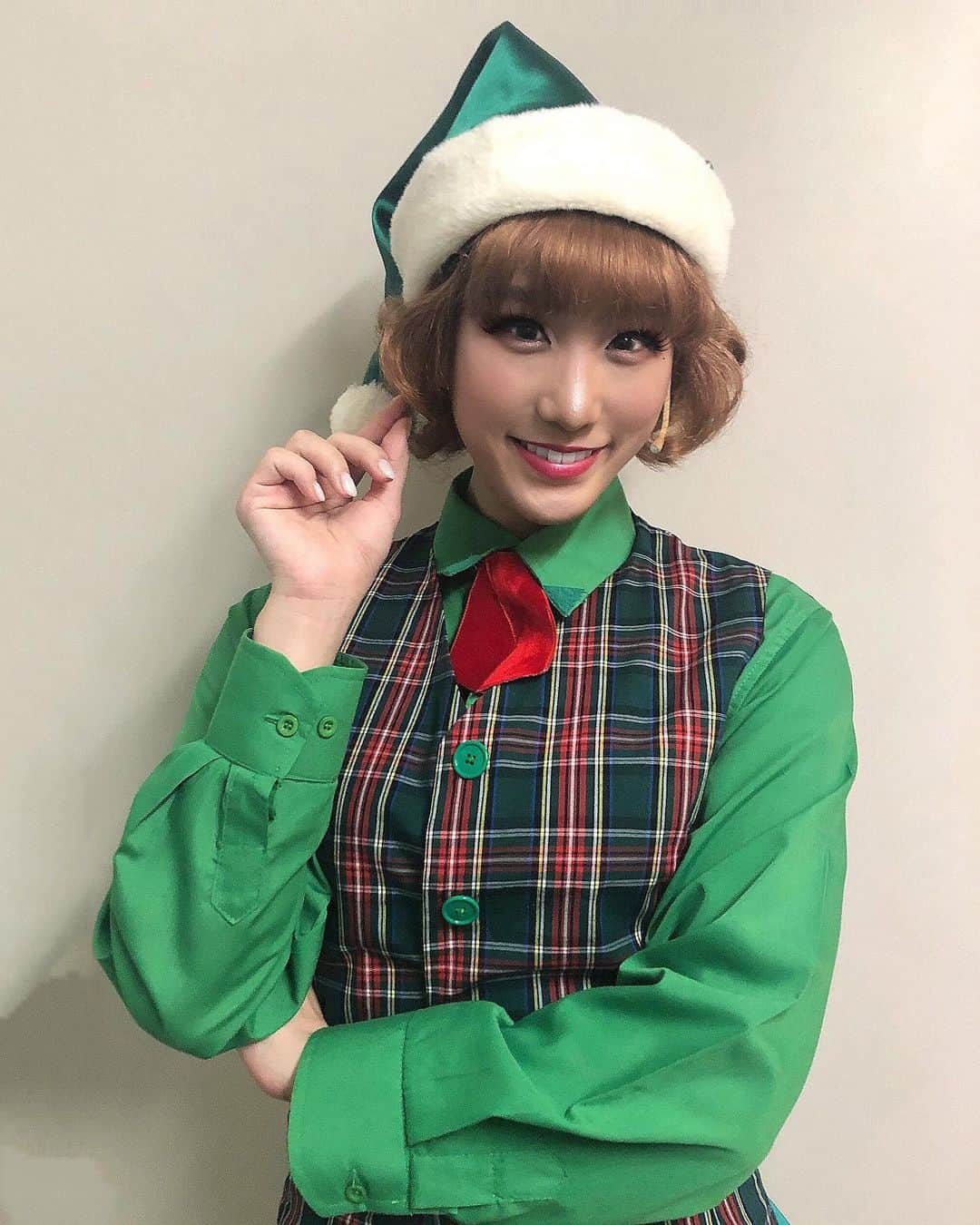  藤森蓮華さんのインスタグラム写真 - ( 藤森蓮華Instagram)「Macy'sのNorth Poleで働くエルフ店員の彼女、welcome boardで呼び込み係。合言葉は "sparkle jolly twinkle jingley 🤙🏼" #エルフザミュージカル」11月16日 9時27分 - rarirurenren