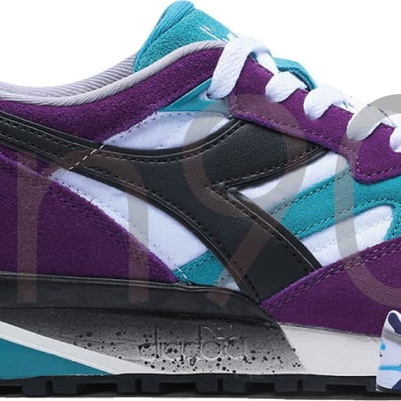 ディアドラのインスタグラム：「. 【diadora PRODUCT INFORMATION】 . "n9002" . 1992年に中距離ランナー用として発売され、その後ライフスタイルスニーカーに変貌を遂げたdiadoraの最も象徴的なシューズ"N9002" ビジブル構造で話題を呼んだクリアアウトソールはそのままに、当時と同じ"double action"システム（※着地時のかかとの衝撃を吸収し、前足部で強い蹴り出しを可能にするテクノロジー）を搭載。 抜群のクッショニングと毎シーズン絶妙なカラーリングが楽しめるコアアイテム。 . #diadora #diadorasportswear #n9002 #makeitbright #sneakers #ディアドラ #ディアドラスポーツウェア #スニーカー」