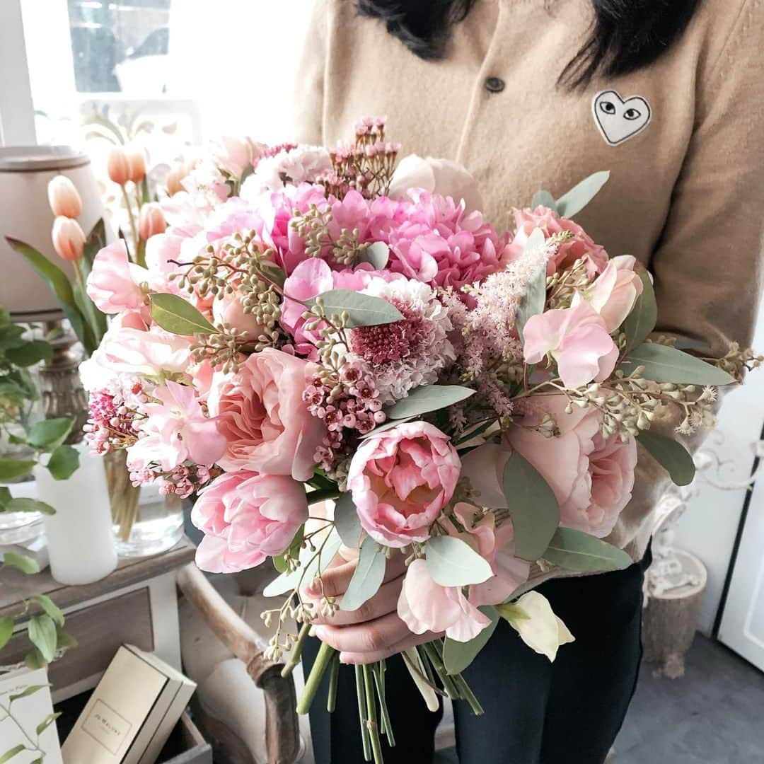 Florist.janeさんのインスタグラム写真 - (Florist.janeInstagram)「영국느낌 가득한 #블스부케 💕 요런 느낌으로 #블스꽃다발 도 가능합니다 💕  . . . . . . . 👆🏻블스 주문건 경우 배송료는 모두 별도 입니다. . ✌🏻배송 시간은 매번 달라지는 교통 상황에 따라 정각에 맞출  수 없으며 대략적인 시간대에 배송해드립니다.(ex 1시-2시)  👌🏻상품 문의시 원하시는 작품 캡쳐후 문의주시면 빠르게 답변도와드리겠습니다💕  🤟🏻매번 달라지는 꽃 시장 상황에따라 샘플 사진과 100% 동일하게 제작은 어렵습니다. 최대한 비슷하게 또는 사진 보다 더욱 예쁘게 제작해드리니 전적으로 플로리스트 의견을 믿어주세요 🙏🏻  .  . . .  . . . #블루밍스완 #꽃스타그램 #꽃집 #꽃다발 #가든부케 #야외결혼식 #웨딩스타그램 #flowers #연예인서포트 #꽃다발선물 #결혼기념일 #기념일선물 #flowers #bouquet #wedding #청담동꽃집 #강남꽃집 #논현동꽃집 #압구정꽃집 #강남꽃배달 #꽃배달 #프로포즈꽃다발 #프로포즈 #연예인꽃다발 #daily #선물스타그램」11月16日 9時31分 - jane.florist