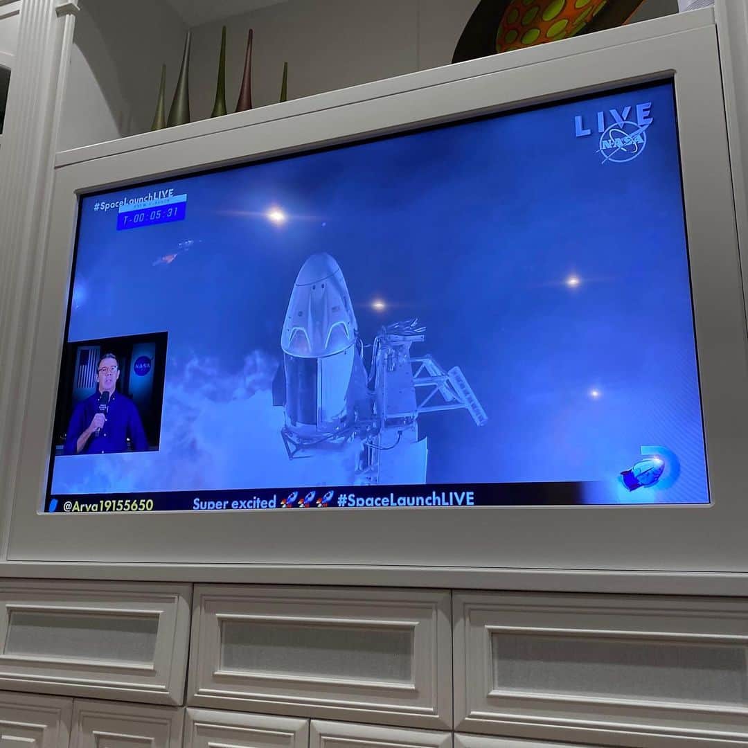 のインスタグラム：「Home watching the launch with the family!! #spacelaunchlive @spacex @discovery」