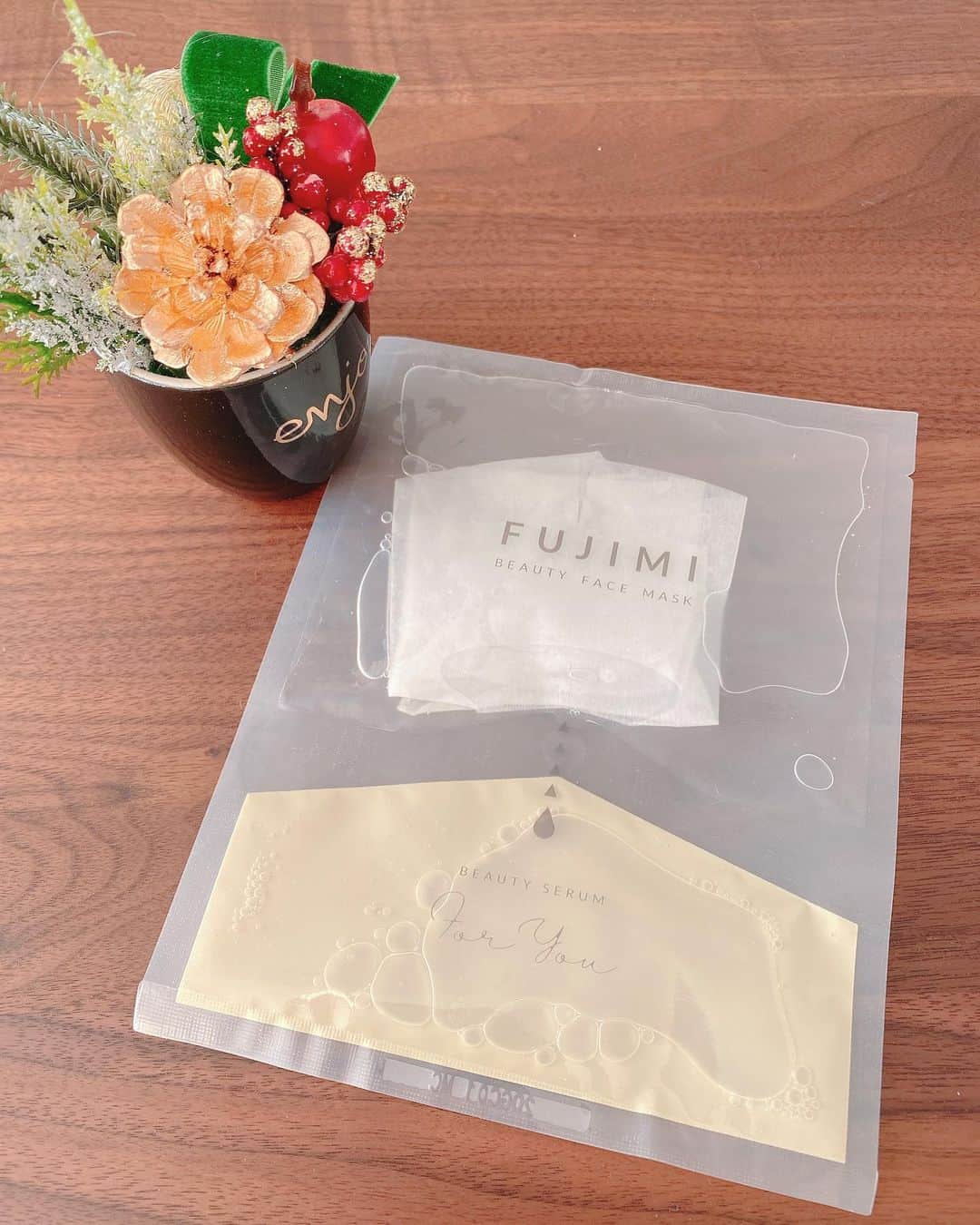 のインスタグラム：「. 愛用のフェイスパック @fujimi_official  . web診断して自分に合った成分が配合しているパックが届くので合わないはずがない❤️ . 翌日からの肌が全然違ってもちもちになりました☺️✨ . 香りも3種類から選べるのでちょっとしたアロマタイムになってます☺️💖 . この冬は乾燥に負けないぞ❣️❣️ . . . #美容 #フェイスマスク #fujimi  #フジミ #パーソナライズマスク #乾燥対策」