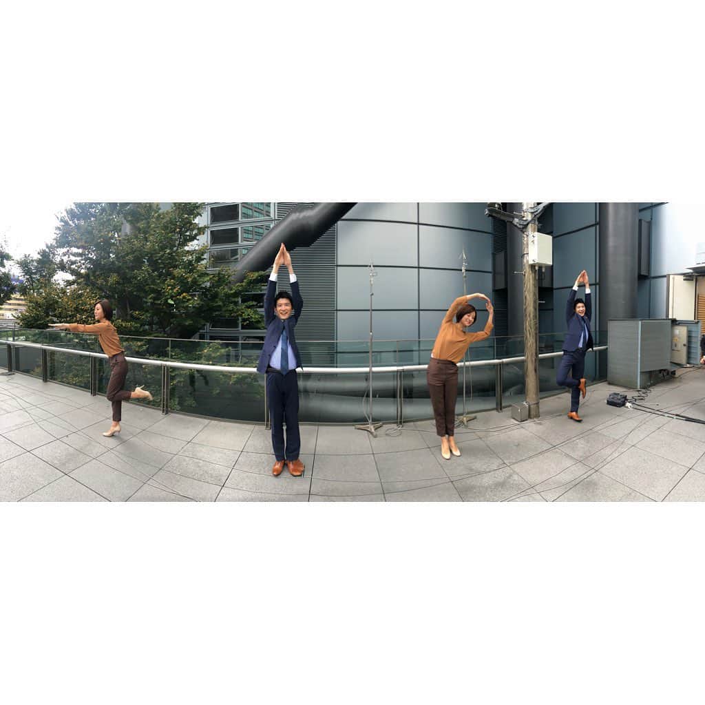 篠原光のインスタグラム：「. 今日という日がより良い1日となりますように。 せーの！  『Z』👩🏻‍🦰 「待って？できてる？あげるの右足？左足？(どっちでも可)」  『I』👨🏻 「Iがイージーすぎる🤔」  『P』👩🏻‍🦰 「待って？Pの丸って右？左？(pとqのせめぎ合い)」  『！』👨🏻 「Iと！の違い🤔」  #以前キテルネでご紹介した #あああつしさん @aaa_tsushi_ の #素敵撮影法 #パノラマ分身！ #頑張ったのですが、 #ZIP! #わかりますでしょうか…？  #横長すぎてスクエアに収めると小さい #どんまい #今週もよろしくお願いします😌 #徳島えりか @tokushima_erika」