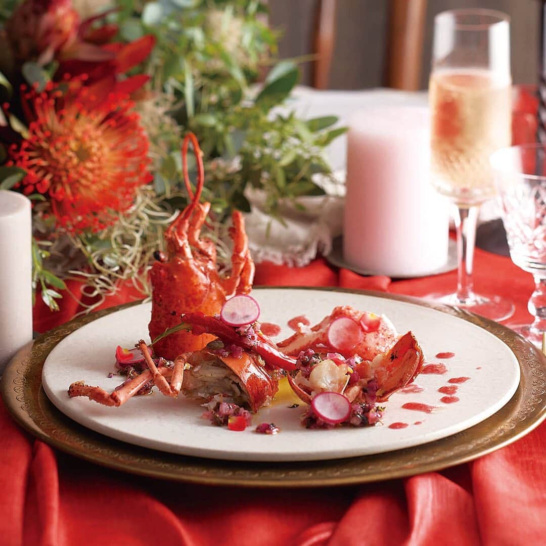 KIHACHI公式Instagramさんのインスタグラム写真 - (KIHACHI公式InstagramInstagram)「.﻿ ＼Merry Rouge Christmas! ／﻿ 【キハチ 青山本店】 ﻿ 今年のキハチのクリスマスのテーマは、「Rouge Christmas」﻿ “Rouge” をテーマに、キハチのシェフ達が 厳選した食材を使ってクリスマスならではの特別なコースに仕立てました。﻿ ﻿ 【キハチ 青山本店】﻿ 「フラミンゴ」「クリムゾン」「シグナル」「キャロット」「ワイン」「ストロベリー」と、様々な赤色をひと皿ずつのテーマに掲げ、オマール海老や金目鯛、しば漬けやビーツを使って、それぞれのお皿の赤色を表現しました。﻿ Rouge色に染まったクリスマスコースを味だけではなく、見た目でもお楽しみください。﻿ ﻿ ◇12月7日〜12月18日﻿ 《ご予約特典:赤ワインを2名様につき1本プレゼント！》﻿ アーリールージュクリスマスコース （ランチ・ディナー）﻿  ￥11,000 (税込・ディナーはサービス料別)﻿ <前菜2品＋パスタ＋魚料理＋肉料理＋デザート＋パン＋コーヒー>﻿ ﻿ 【前菜】﻿ ・生ハムを浮かべた紅芯大根のスープ　カプチーノ仕立て﻿ ・オマール海老のポワレ　真っ赤なラビゴットソース﻿ ﻿ 【パスタ】﻿ ・カラスミを散りばめた 帆立貝とドライトマト、カステルフランコのペペロンチーノスパゲッティ　﻿ ﻿ 【魚料理】﻿ ・金目鯛の鱗焼き　プロバンス風﻿ ﻿ 【肉料理】﻿ ・国産牛ロース肉の網焼き　トラディショナルな赤ワインソースにトリュフを散らして﻿ ﻿ 【デザート】﻿ ・“今宵”　クリスマスデザート ﻿ ﻿ ◇12月7日~12月25日﻿ 《12月7日~12月18日ご予約特典:赤ワインを2名様につき1本プレゼント！》﻿ ルージュクリスマスコース  【ランチ・ディナー】﻿ ￥13,200 (税込・ディナーはサービス料別)﻿ ﻿ <前菜3品＋魚料理＋肉料理＋デザート＋パン＋コーヒー>﻿ ﻿ 【前菜】﻿ ・ズワイ蟹と帆立貝のパフェ　Xmas Ver.﻿ ・活オマール海老のポワレ　真っ赤なラビゴットソース﻿ ・フォワグラのソテーとゴルゴンゾーラチーズリゾット 苺を絡めたフランボワーズバルサミコソース﻿ ﻿ 【魚料理】﻿ ・金目鯛の鱗焼きと蛤のフリット　プロバンス風﻿ ﻿ 【肉料理】﻿ ・国産牛ロース肉の網焼き　トラディショナルな赤ワインソースにトリュフを散らして﻿ ﻿ 【デザート】﻿ ・“今宵”　クリスマスデザート﻿ ﻿ KIHACHIでは、 お客様の健康と安全を考慮し、また働くスタッフが安心して働けるよう、新型コロナウィルス感染拡大防止取り組みを実施しております。﻿ ※詳細はプロフィールのリンク( @kihachi_official )からキハチブランドサイトをご覧ください.。﻿ ﻿ #KIHACHI﻿ #restaurant﻿ #chefsoninstagram #foodphotography #terrace #tasty #instagourmet #chef #gastronomia #instagourmet ﻿ #キハチ #キハチ青山本店 #レストラン﻿ #青山 #神宮外苑 #外苑いちょう並木通り﻿ #オープンテラス #テラス﻿ #テラス席のあるレストラン﻿ #アーリークリスマス ﻿ #クリスマス﻿ #女子会プラン﻿ #クリスマスディナーコース﻿ #Christmas ﻿ #RougeChristmas ﻿ #ルージュクリスマス2020﻿ #MerryRougeChristmas」11月16日 9時56分 - kihachi_official