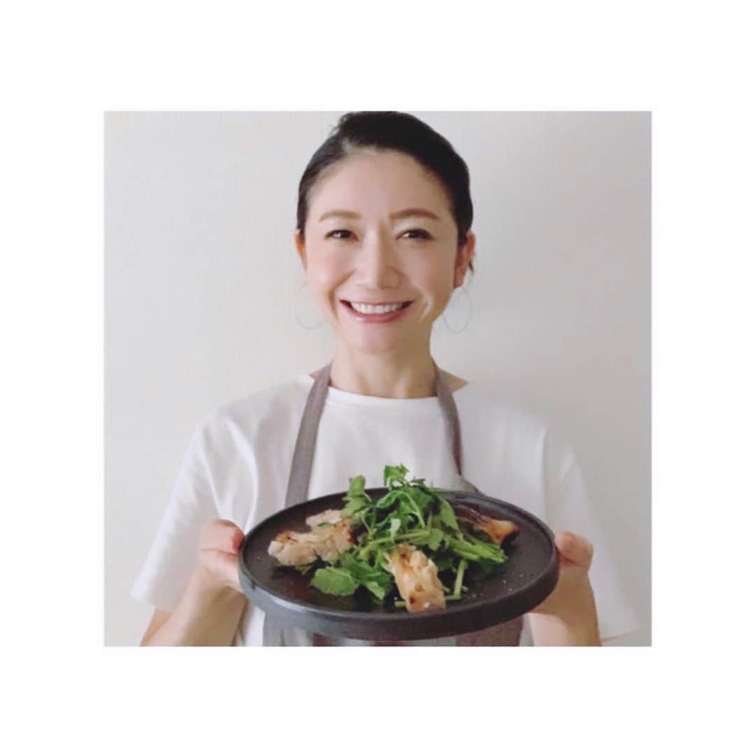 市橋有里のインスタグラム：「今週は【セリとチキンのsalad.】  お鍋の季節にも活躍するセリは βカロテン、鉄分、カリウム、V.K. そして食物繊維も豊富で栄養価◎ 発酵食品もつかったので免疫力もアップしますよ〜ほんと簡単なのでぜひ✨ パクチー大丈夫ならWデトックス効果を求めて一緒に混ぜても♪ ・ #ダイエットポストセブン #instafood  #cooking  #小料理屋あり」