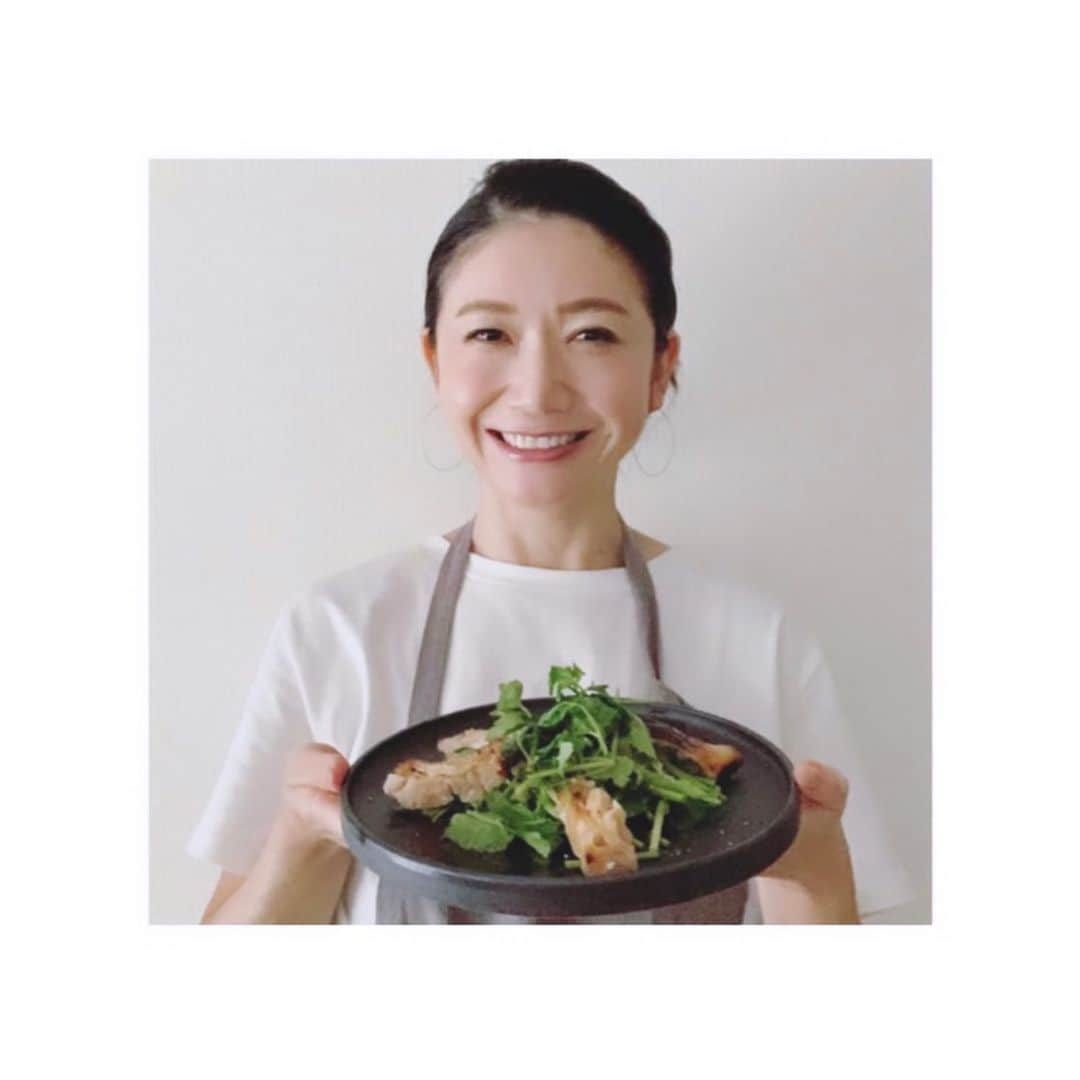 市橋有里さんのインスタグラム写真 - (市橋有里Instagram)「今週は【セリとチキンのsalad.】  お鍋の季節にも活躍するセリは βカロテン、鉄分、カリウム、V.K. そして食物繊維も豊富で栄養価◎ 発酵食品もつかったので免疫力もアップしますよ〜ほんと簡単なのでぜひ✨ パクチー大丈夫ならWデトックス効果を求めて一緒に混ぜても♪ ・ #ダイエットポストセブン #instafood  #cooking  #小料理屋あり」11月16日 9時53分 - ariichihashi