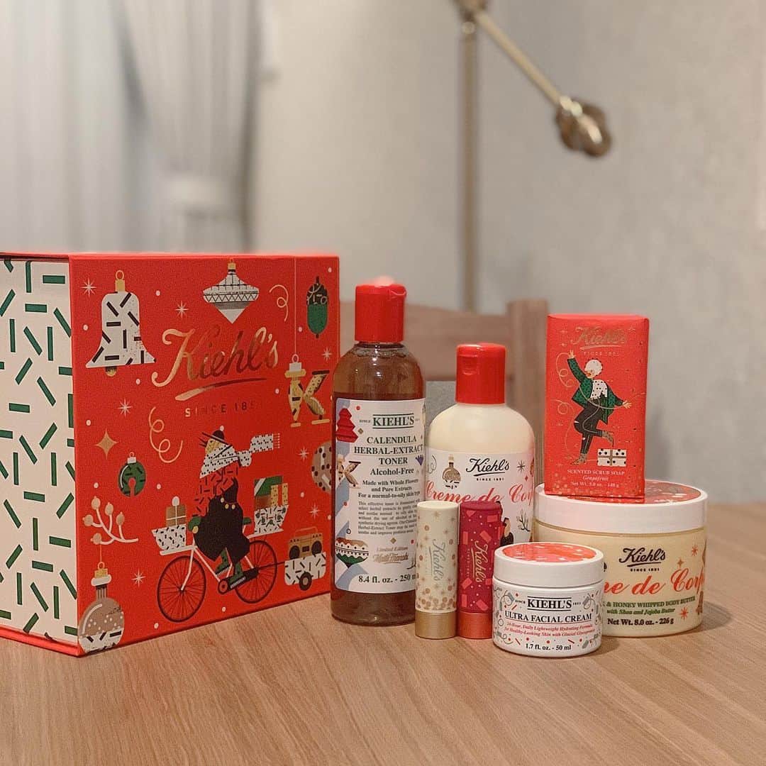 想乃のインスタグラム：「🧖🏻‍♀️ . 念願のキールズ、、🥺 まず届いた瞬間からパッケージが かわいすぎて👏🏻🤍 . 中身は豪華🤩 これからの季節にぴったりな保湿系が多くて嬉しい🥰 クリスマスプレゼントにもぴったりね🎁 全部使うの楽しみ〜🤍🤍 . 🎄"Feel the Joy. Care with Kiehl's." . #kiehls #kiehlsholiday2020 #キールズ #キールズホリデイ2020  #christmas #christmaspresent #pr」