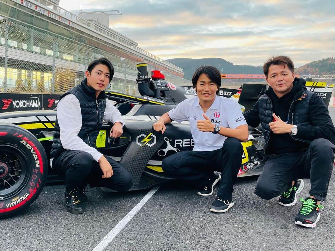 松下信治のインスタグラム：「今回はビーマックスとこのお2人の冷静な対応が心強かった。本山さんとはカート時代以来だからちょうど10年ぶり。ドライビングでズバリ欲しかった情報を言ってもらえてまた少し速くなれました。 金丸ゆうは今回ドイツ側とエンジニアとのやり取りの間に入ってもらって大変だったろうけど本当にありがとう。」