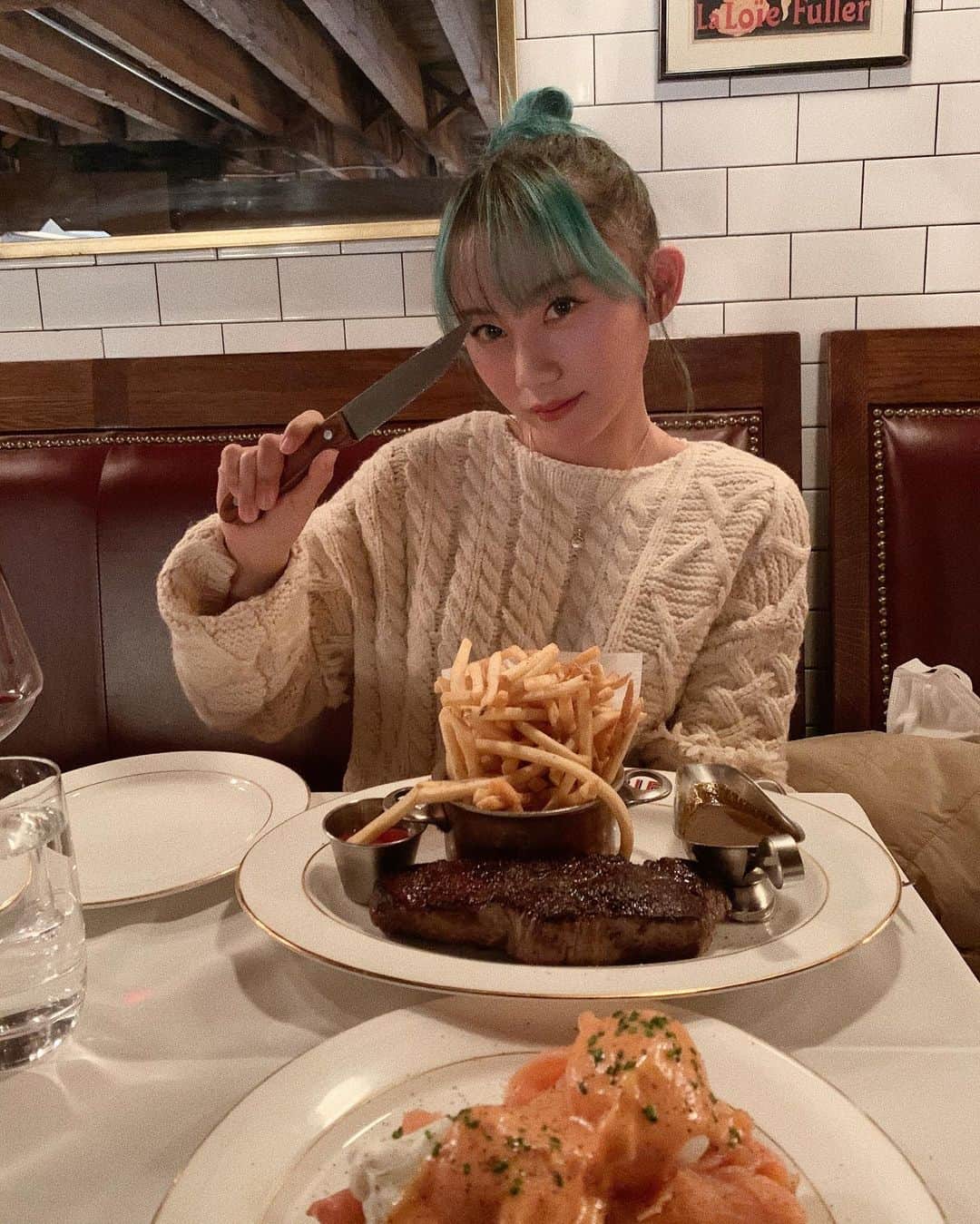 のインスタグラム：「幸せランチ🍽☺️ : : ご飯食べてる時って幸せ🧡 ニューヨークは色んな国の料理を食べれるから楽しい🧏🏽‍♀️☺️ #newyorkcity #nyc #lunch #brunch #newyorkrestaurant #steak #cafe」