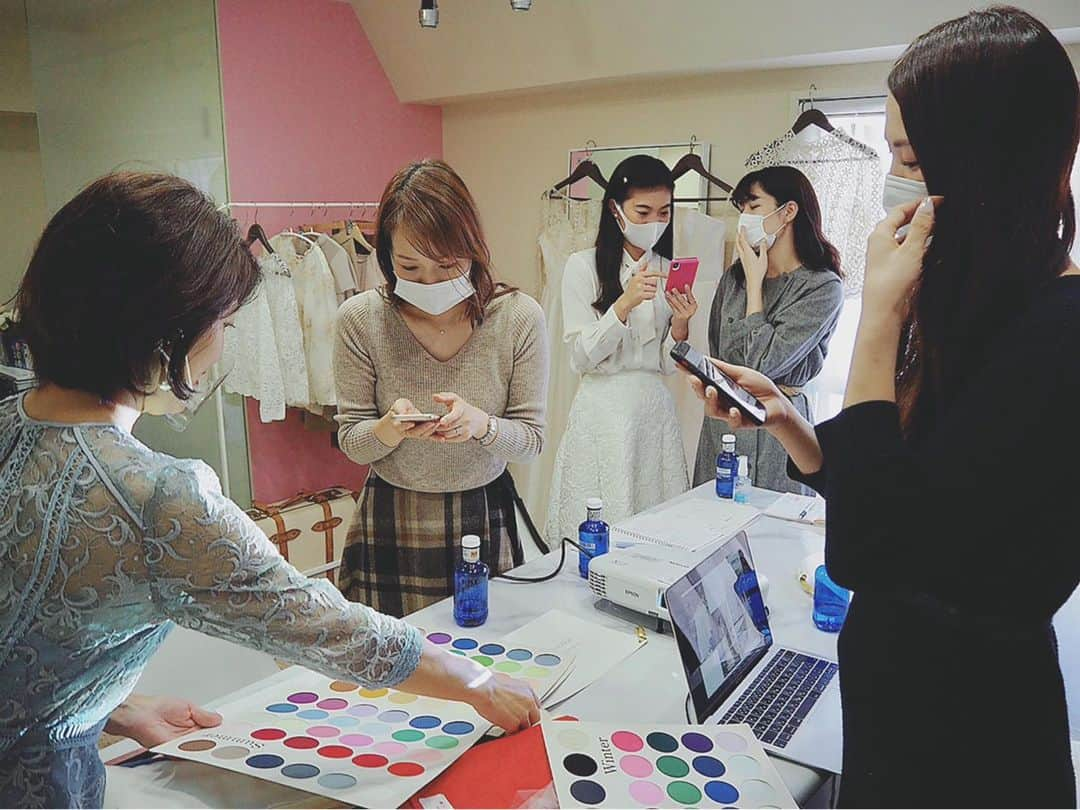 order dress カルリエ クチュールさんのインスタグラム写真 - (order dress カルリエ クチュールInstagram)「. 【Carlier Couture diary】 Thank you for coming !!! 〜前編〜 . 神楽坂のイメージコンサルティングサロン A-color + Carlier Coutureで開催させて頂きました 「最高のドレスを探すための花嫁セミナー」 . ご来場頂きましたプレ花嫁さま方、 ご協力頂きました関係者の皆さま、 誠にありがとうございました！！！ . プレ花嫁さまの皆さまは、 準備段階も、スタイルもそれぞれでしたが 一つ共通しているのは、 皆さま本当にキラキラされていること✨✨ . 悩むことも多々あるとは思いますが、 結婚式前のワクワク感、ドキドキ感 それってすごく素敵なことですよね。 そう改めて思った1日でした☺️ . SWIPE☞☞ ✔︎パーソナルカラー診断中 ✔︎レッスン後は和気藹々☺️ ✔︎まずはセルフで骨格診断 ✔︎アンケートのご記入 （しっかり書いてくださりありがとうございます😭） . パーソナルカラー、骨格診断を用いて、 似合うドレスを見つけるためのキーポイントと、 少人数だからこそできる、 個別アドバイスもさせて頂きました。 少しでも参考になりましたら幸いです。 . diary、後半に続きます◎ . .」11月16日 10時03分 - carlier_couture