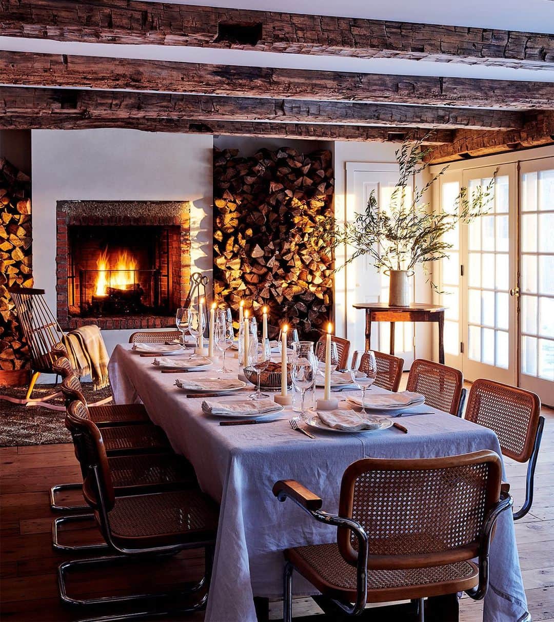 マーサ・スチュワートさんのインスタグラム写真 - (マーサ・スチュワートInstagram)「The heart of chef @clare.deboer’s Hudson Valley house is the dining room, with its oversize fireplace on one end and open kitchen on the other. "It's where I cook and everyone gathers," says de Boer, a cofounder of the restaurant @king.newyork, in New York City's SoHo. "I love that I'm always part of the good times." She sets her holiday table simply, with white plates, linens, and candles. Check out the full feature at the link in bio. 📷: @paolaandmurray food styling by: @brooklyncooks prop styling by: @tanyagraff1」11月16日 10時06分 - marthastewart