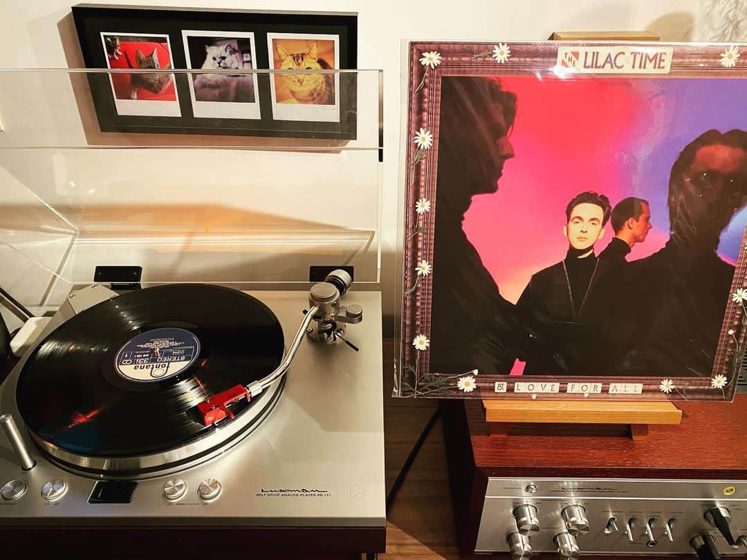 浅田信一のインスタグラム：「今朝のレコード  Lilac Time、スティーブン・ダフィ。 この人の声好きだな。耳を澄まして聞きたくなるような、さりげなくて邪魔にならない声。自分と正反対だから憧れるのかな。 1990年、リリース当時は毎日聴いてた。ベルベットクラッシュだっけな？とにかく誰かのオープニングアクトとして来日した時も観に行った。 デュランデュランのオリジナルメンバーとは思えないアコースティックポップ。 浜松の線路沿いのアパートを思い出すよ。この先もきっと色褪せることはないと思う。  #thelilactime #stephenduffy  #ライラックタイム #スティーブンダフィ」