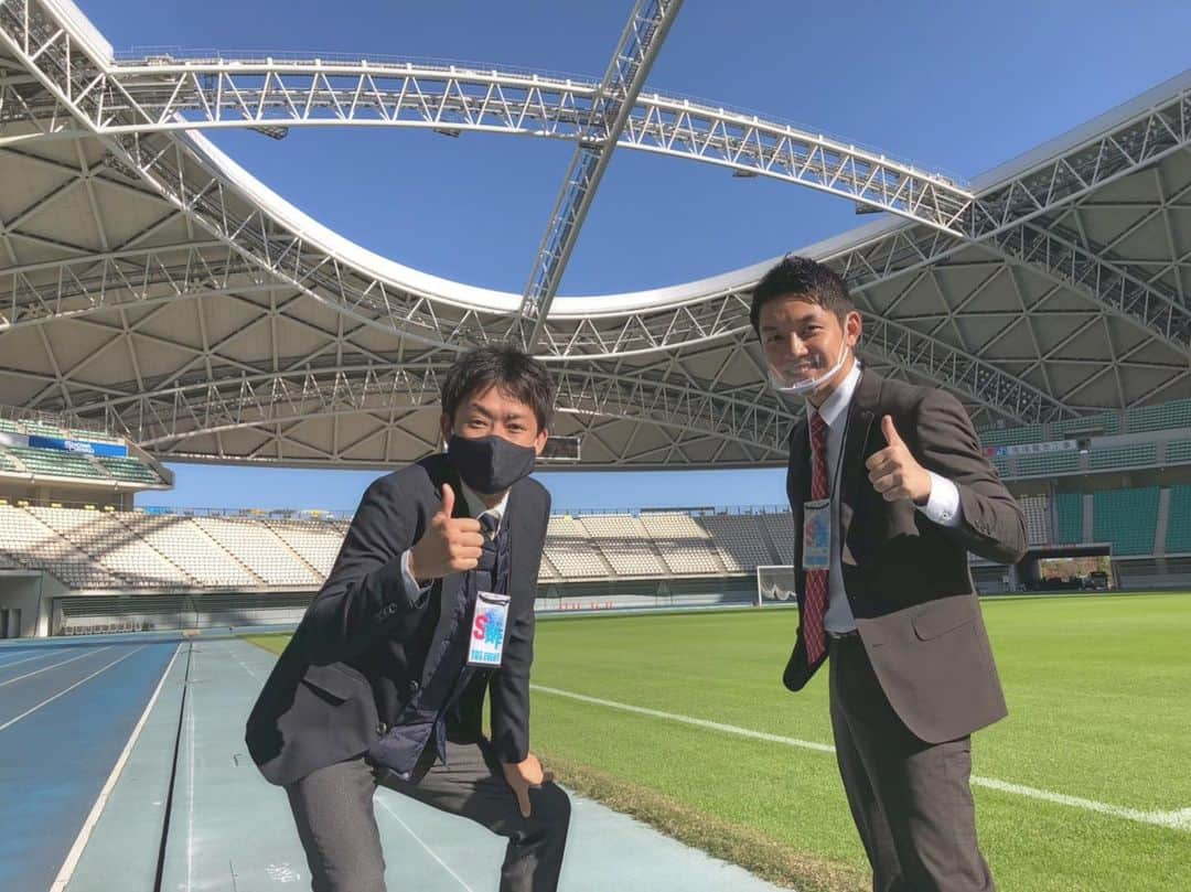 藤村晃輝さんのインスタグラム写真 - (藤村晃輝Instagram)「高校サッカー中継終了。 もちろん勝負の世界なので勝敗はつきますが…最後まで声を出して仲間と一緒にピッチを駆け抜ける姿に毎年多くの感動をもらっています。日本文理大学附属高校の皆さん、初優勝おめでとうございます。全国大会での活躍に期待です！大分高校の皆さん、次のステージでまた輝く姿を楽しみにしています！身体には気をつけて。今年もベンチを担当させてくれてありがとう！！！ #高校サッカー  #高校サッカー選手権  #全国高校サッカー選手権大会  #日本文理大学附属高校  #大分高校  #昭和電工ドーム  #tos  #テレビ大分  #アナウンサー  #田邉智彦  #藤村晃輝」11月16日 10時10分 - fujimura_koki_tos