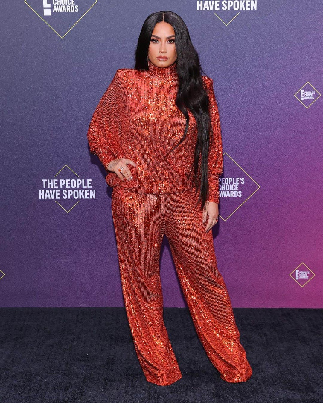 Just Jaredさんのインスタグラム写真 - (Just JaredInstagram)「@ddlovato sparkles in a @naeemkhannyc outfit while walking the People’s Choice Awards red carpet #DemiLovato #PeoplesChoiceAwards #PCAs Photos: Getty/E!」11月16日 10時19分 - justjared