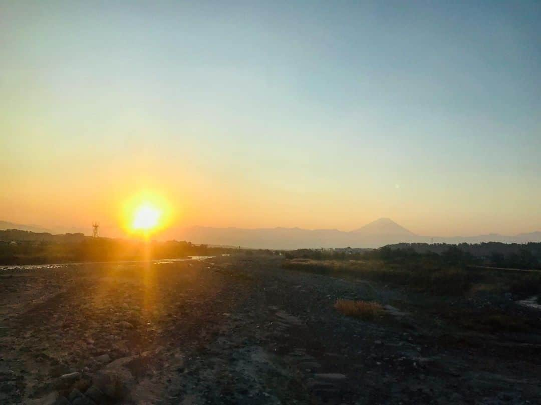 吉田ヒトシさんのインスタグラム写真 - (吉田ヒトシInstagram)「今日の朝日。 山梨県に来ています。  今日は、養護学校へ。  ワークショップとミュージカルを行います。  #芸術鑑賞  #文化庁 #野ばら #ワークショップ #養護学校  #吉田ヒトシ」11月16日 10時33分 - yoshida__hitoshi